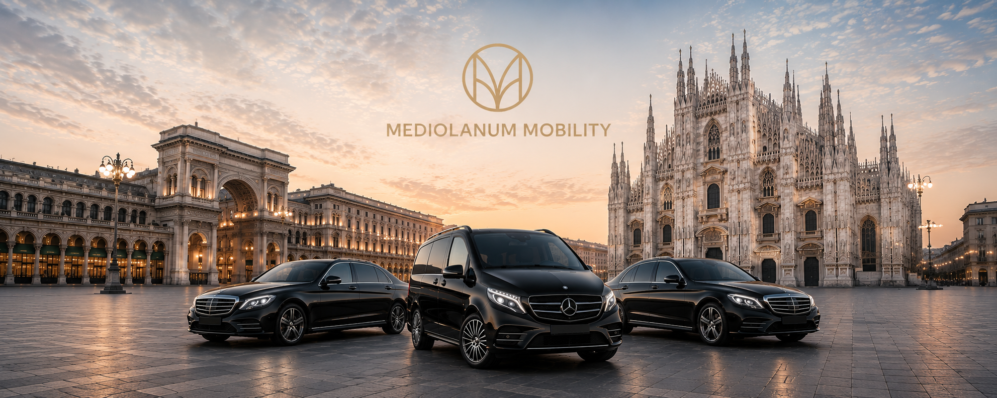 Tre auto nere in una piazza con il Duomo di Milano sullo sfondo, al tramonto, con il logo e nome di Mediolanum Mobility sopra.