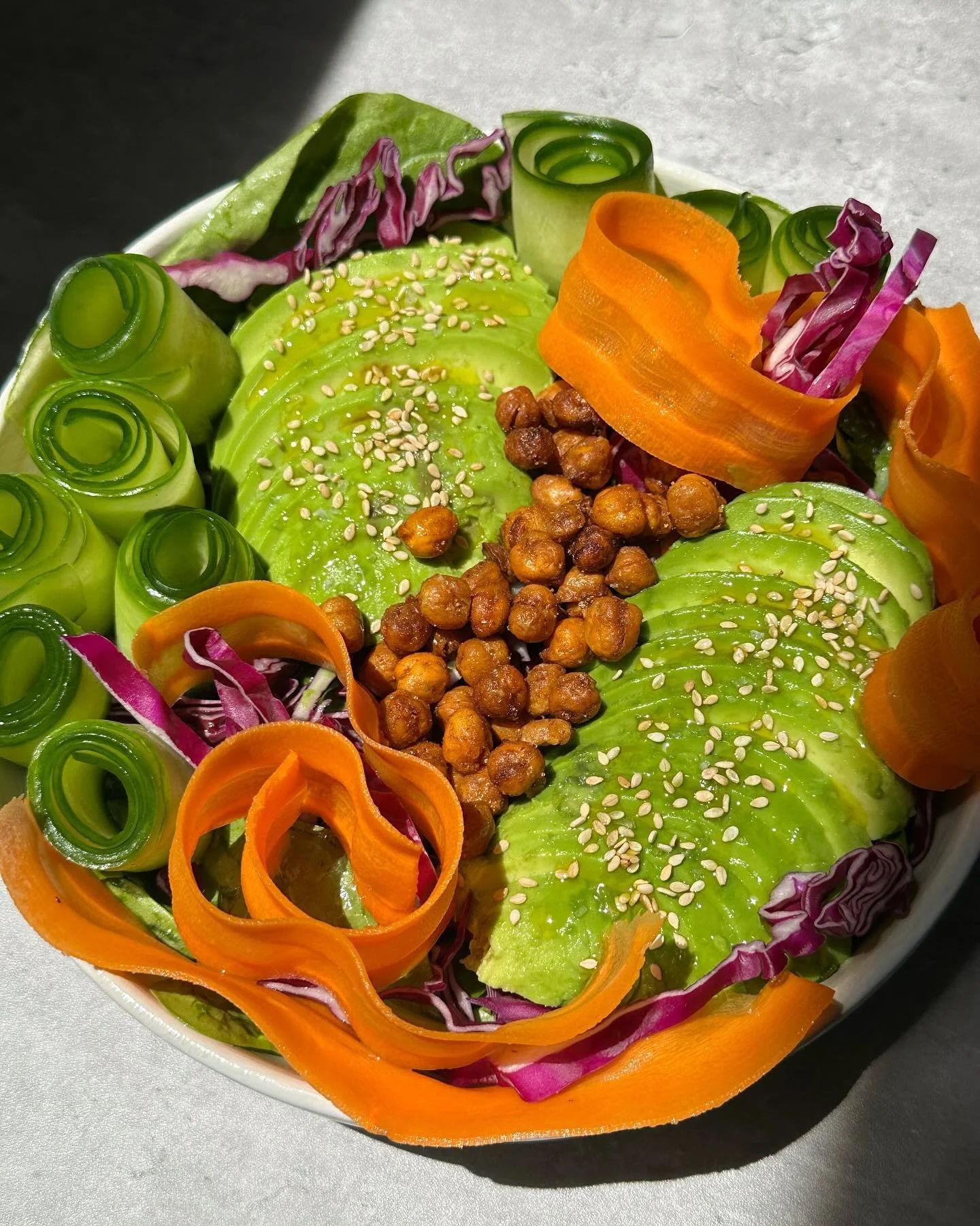This salad looked too pretty not to share&hellip;✨

It&rsquo;s vegan, but you can add any protein on top!

Ingredients:
&bull;Spinach
&bull;Red cabbage, thinly sliced 
&bull;Cucumber, sliced lengthwise
&bull;Carrot, sliced lengthwise
&bull;Avocado, s