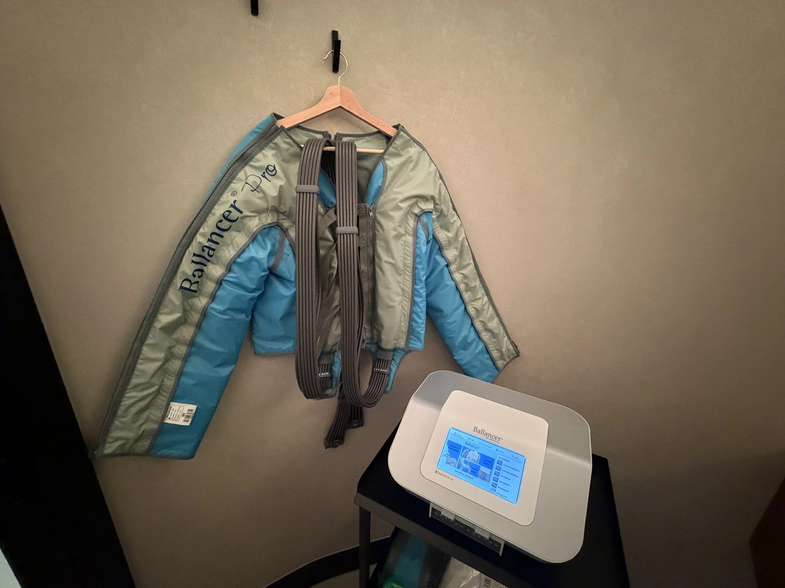 The Cold Room's Body Ballancer upper body compression suit. The jacket rhythmically inflates around the arms and upper body at different pressures and patterns to stimulate the desired outcome. From deep sports massage to gentle anti bloating.