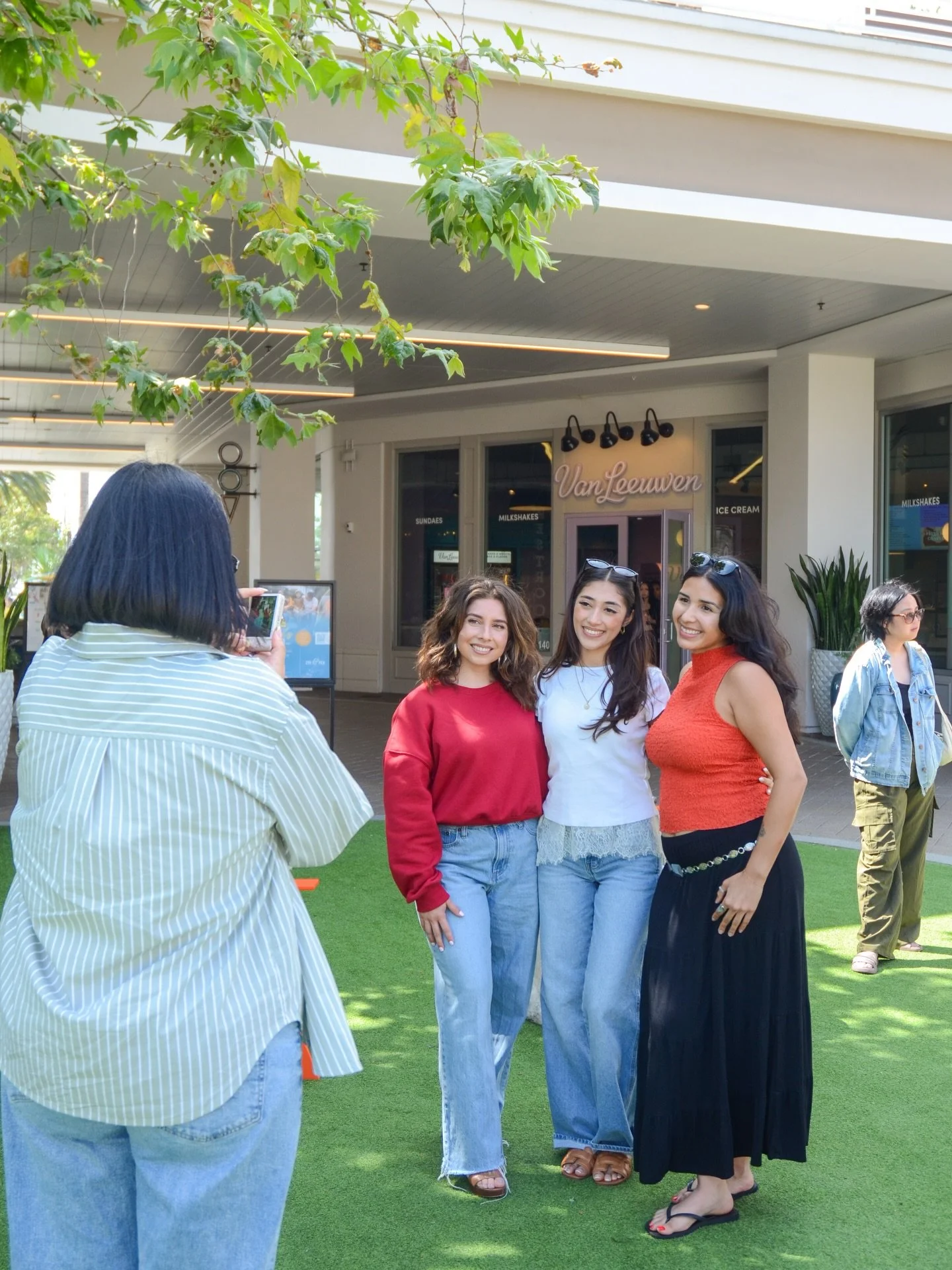 cultivating conexiones 💫 

thank you @valxrodriguez for capturing such beautiful pictures from our March event  with @themakershivemarket  at @2nd_pch 🌺🎤✨