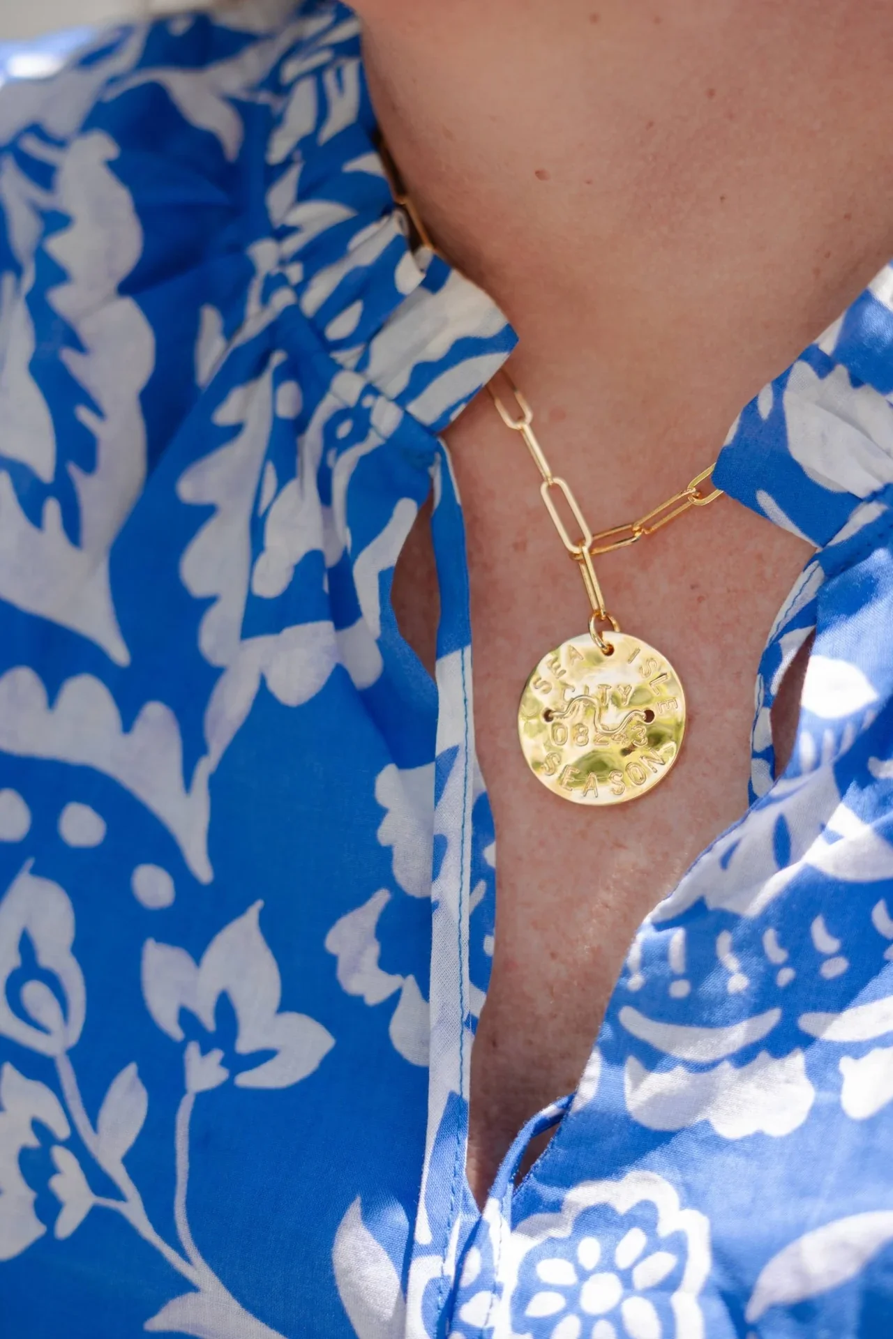 beach-tag-charm-necklace-18k-gold-plated-avalon-480661.webp