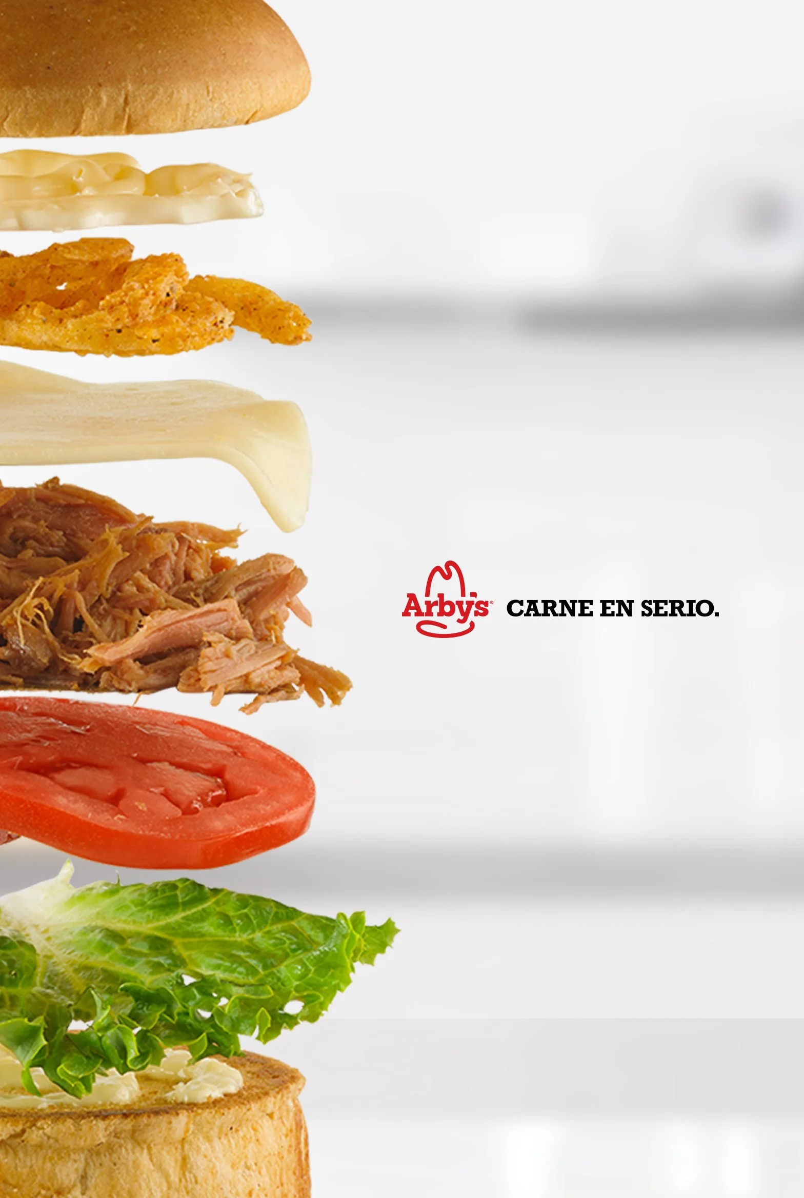Un stack de Arbys, lucen todos sus ingredientes por separado, en una composición vertical