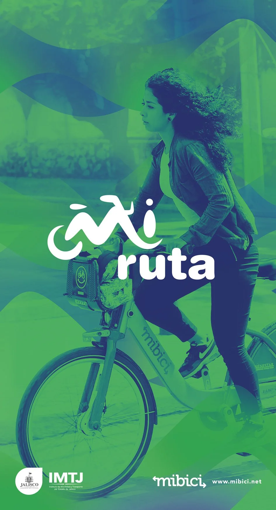 Distintivo Mi Ruta sobre imagen de mujer en bici