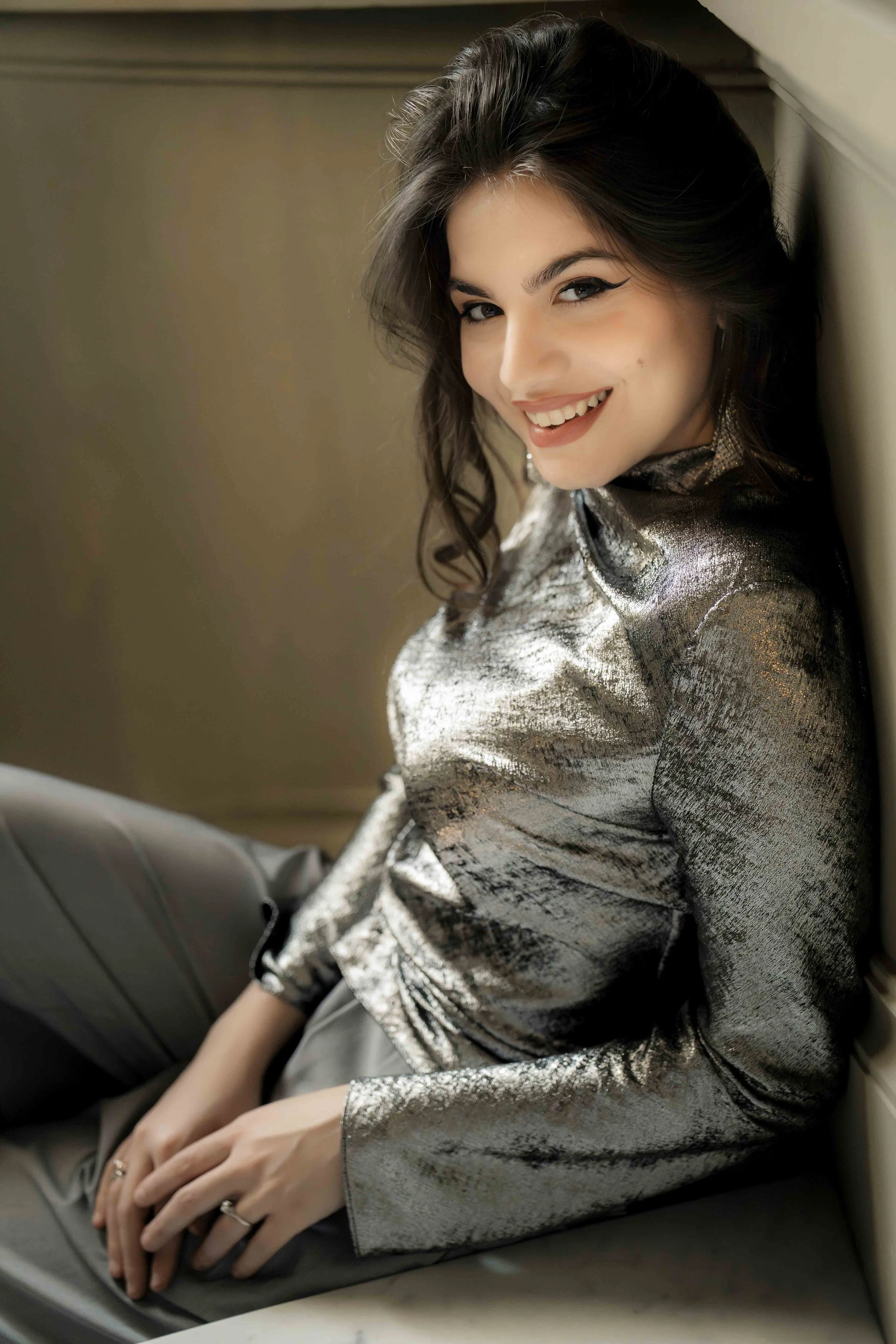 Francesca Pia Vitale, soprano italiano, ritratto fotografico sfondo neutro, posa naturale