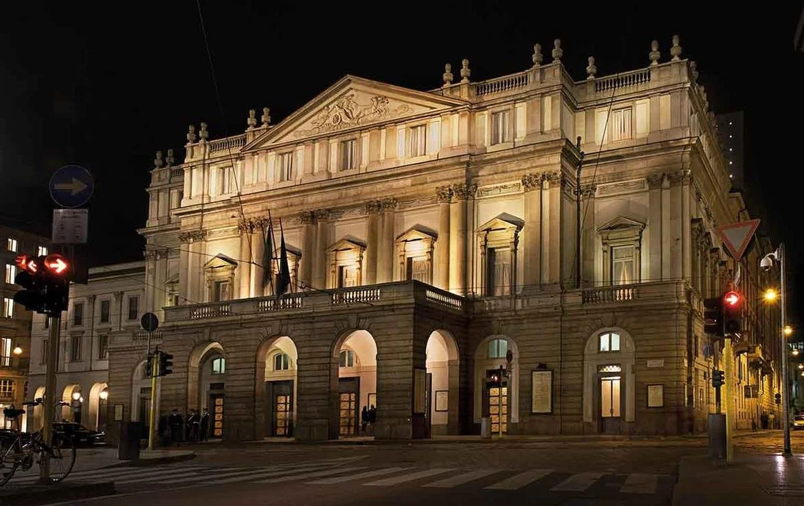 Teatro alla Scala illuminato di notte.