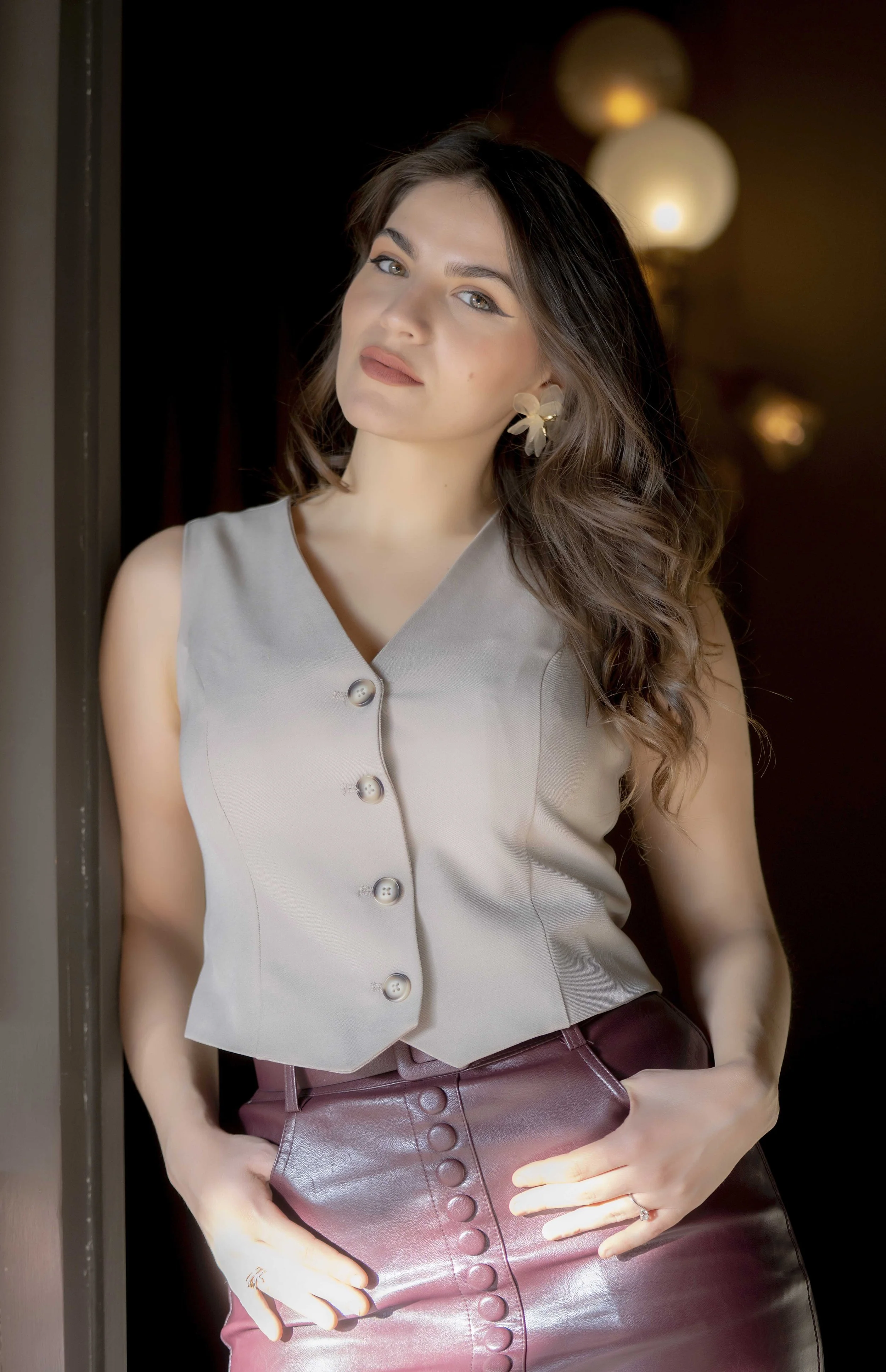Francesca Pia Vitale, soprano italiano, ritratto a luce naturale con uno sguardo intenso