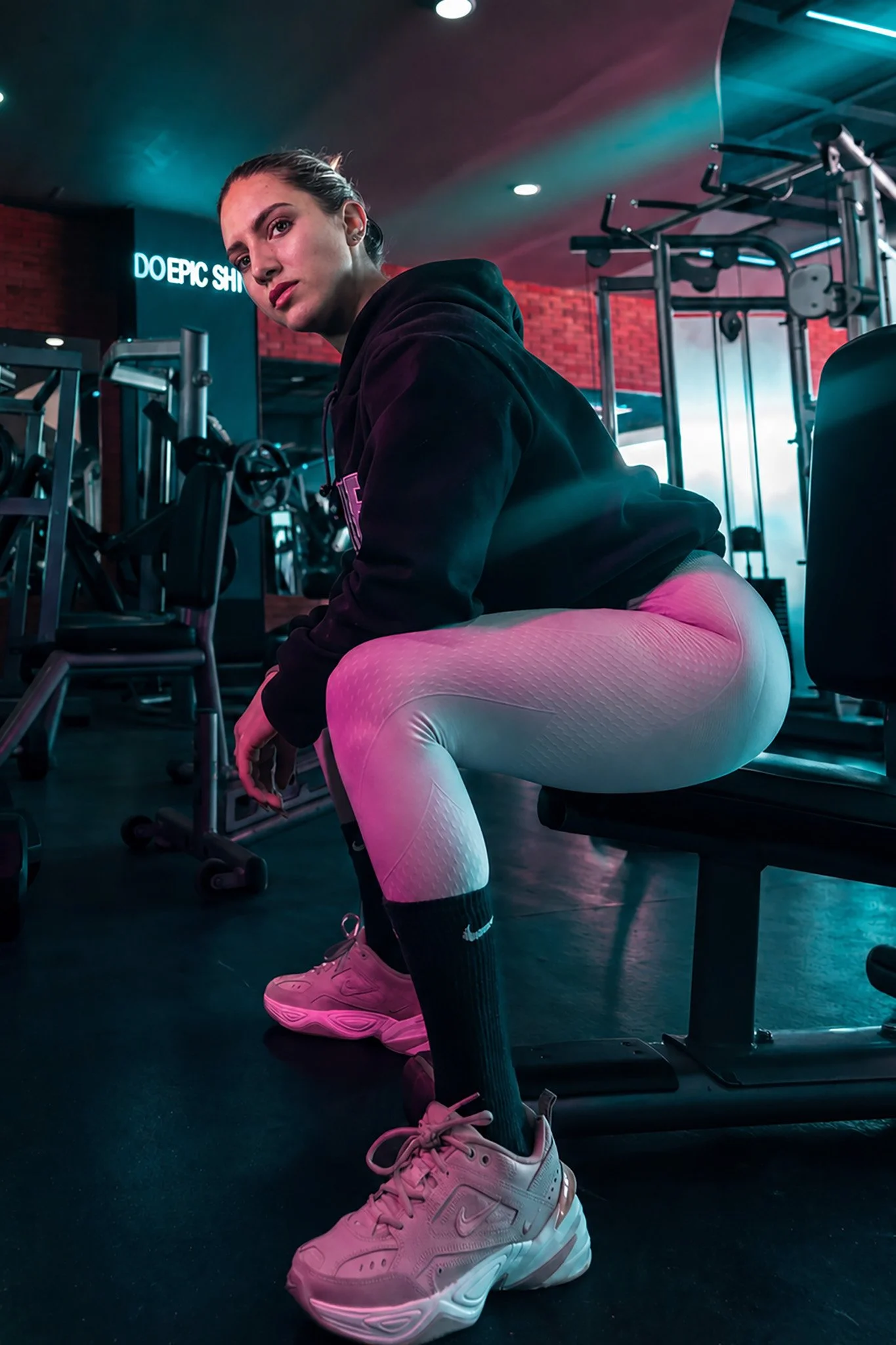 Atleta mujer en gimnasio durante sesión fitness profesional, fotografía deportiva por Carlos Vega en Puebla.