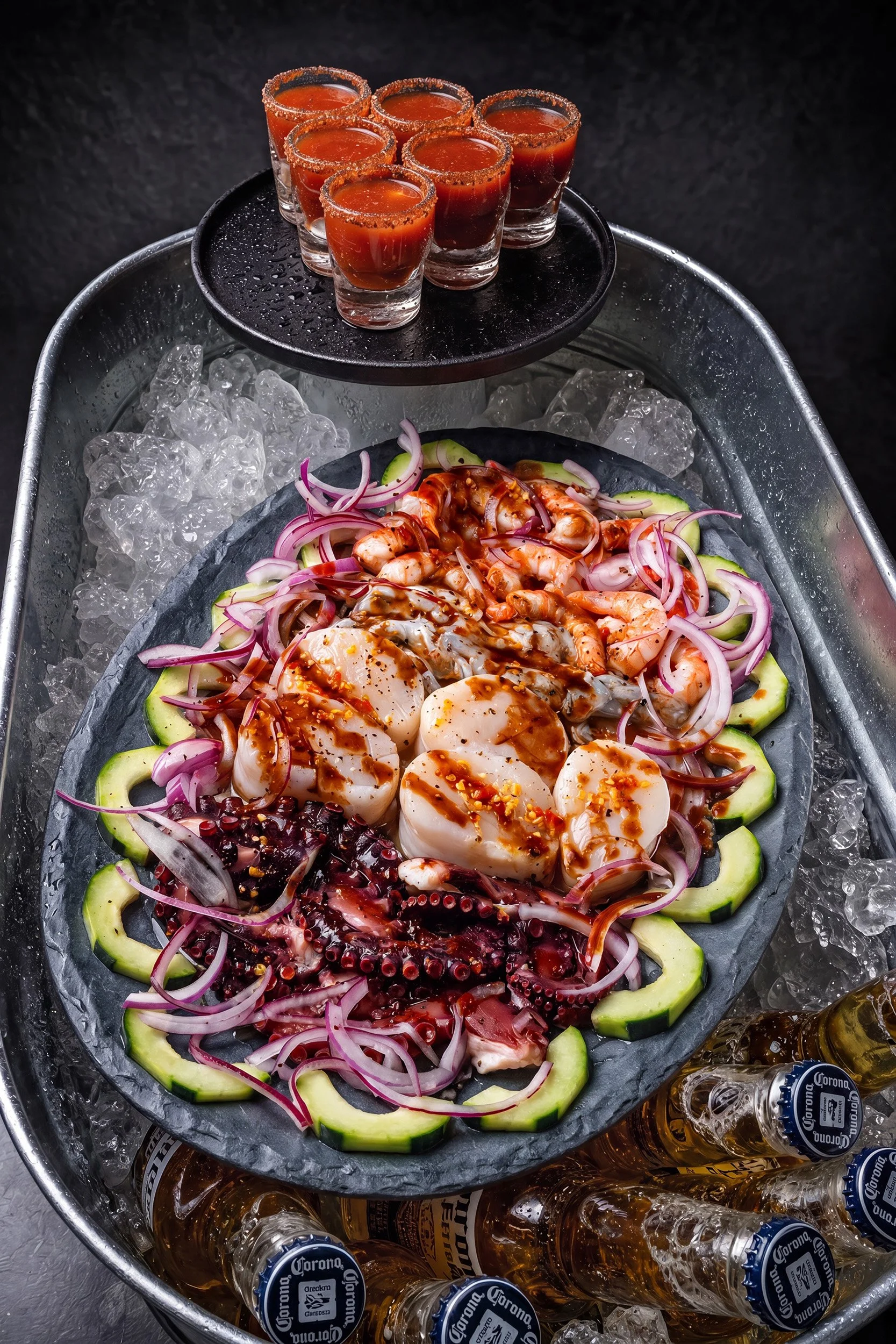 Fotografía gastronómica de mariscos con pepino, cebolla y cerveza por Carlos Vega.
