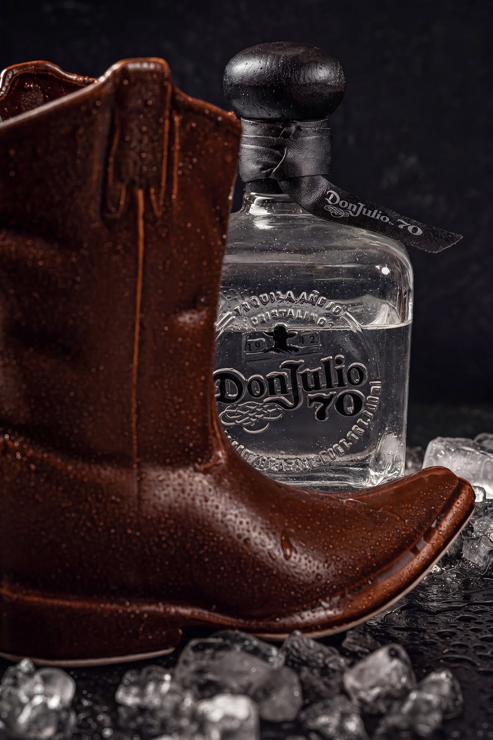 Fotografía de producto de tequila Don Julio con bota de cuero e hielo por Carlos Vega.