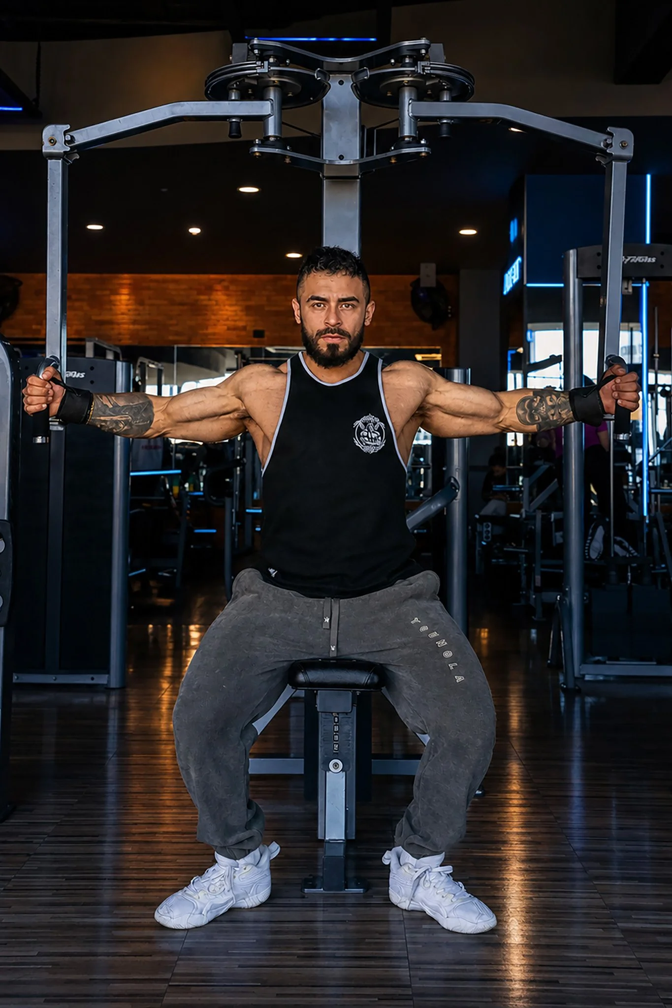 Hombre entrenando fuerza en gimnasio durante sesión deportiva, fotografía fitness por Carlos Vega en Puebla.