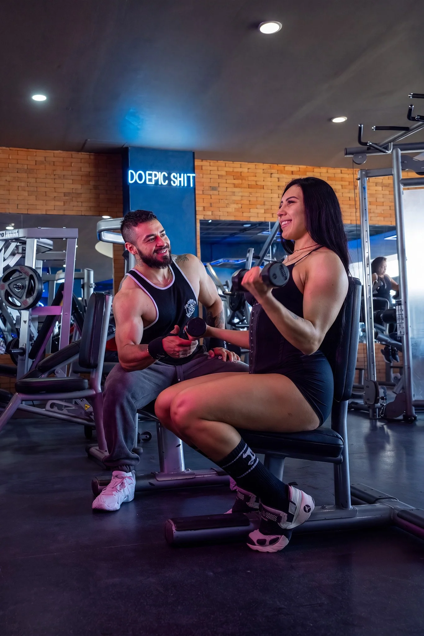Entrenamiento en pareja dentro de gimnasio con ambiente deportivo, fotografía fitness por Carlos Vega en Puebla.