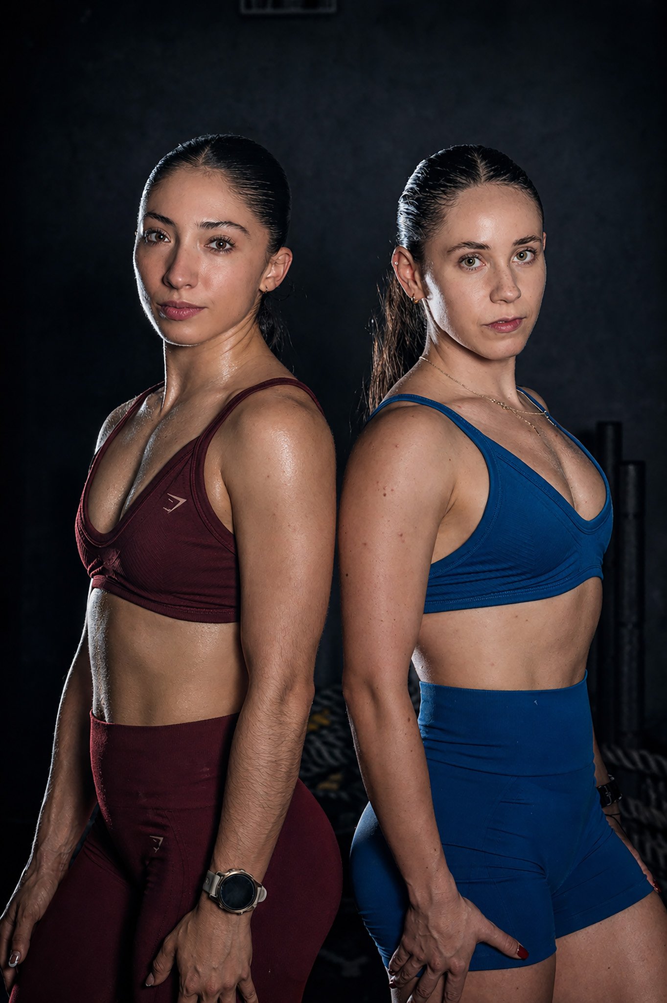 Dos atletas mujeres posando en ropa deportiva durante sesión fitness profesional por Carlos Vega en Puebla.