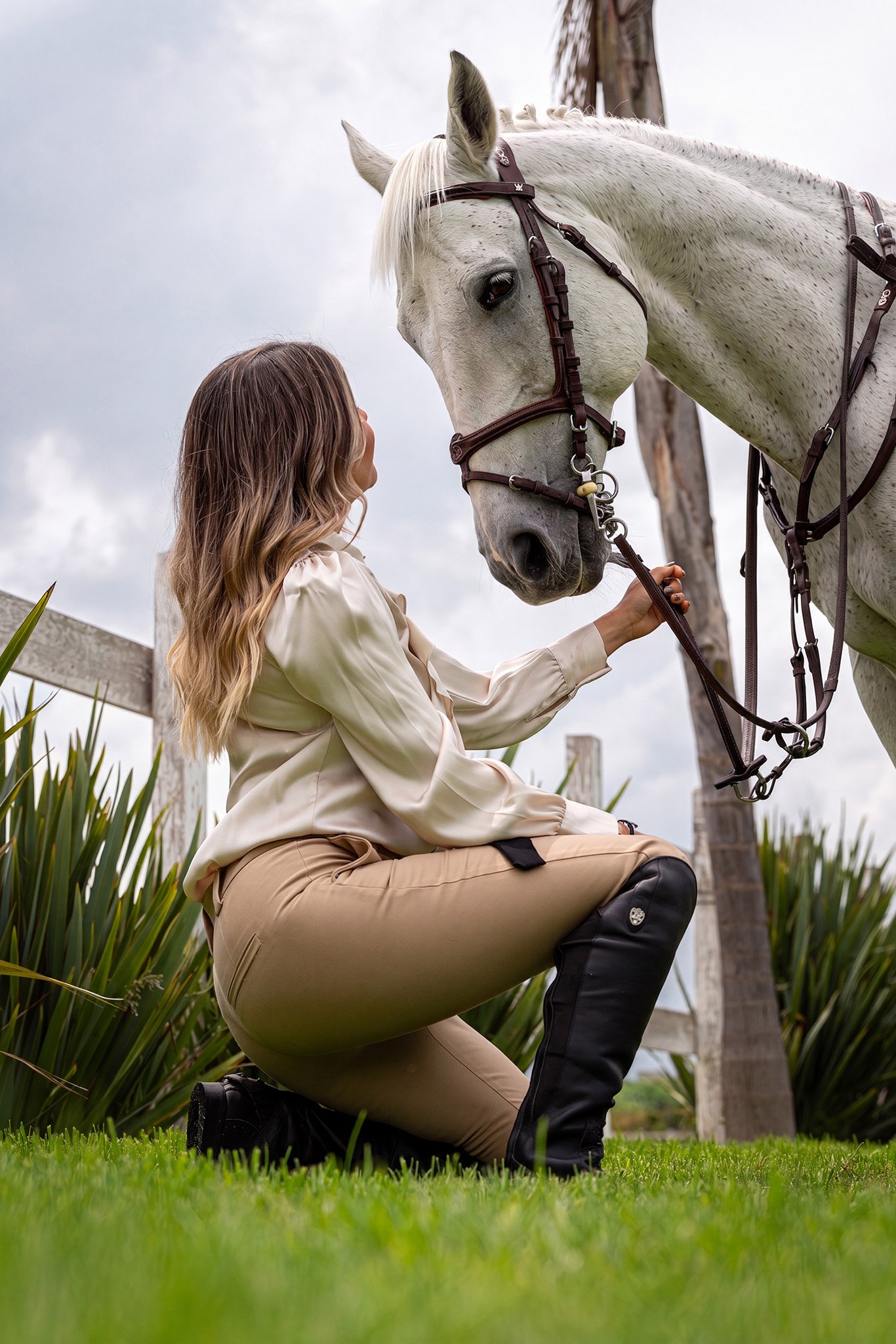 Mujer acariciando un caballo en exterior, fotografía lifestyle ecuestre por Carlos Vega.