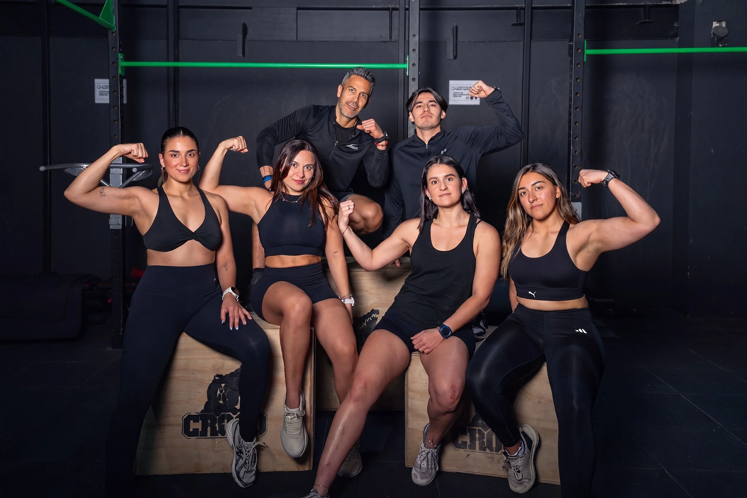Grupo de atletas posando en gimnasio después de entrenar, fotografía deportiva grupal por Carlos Vega.