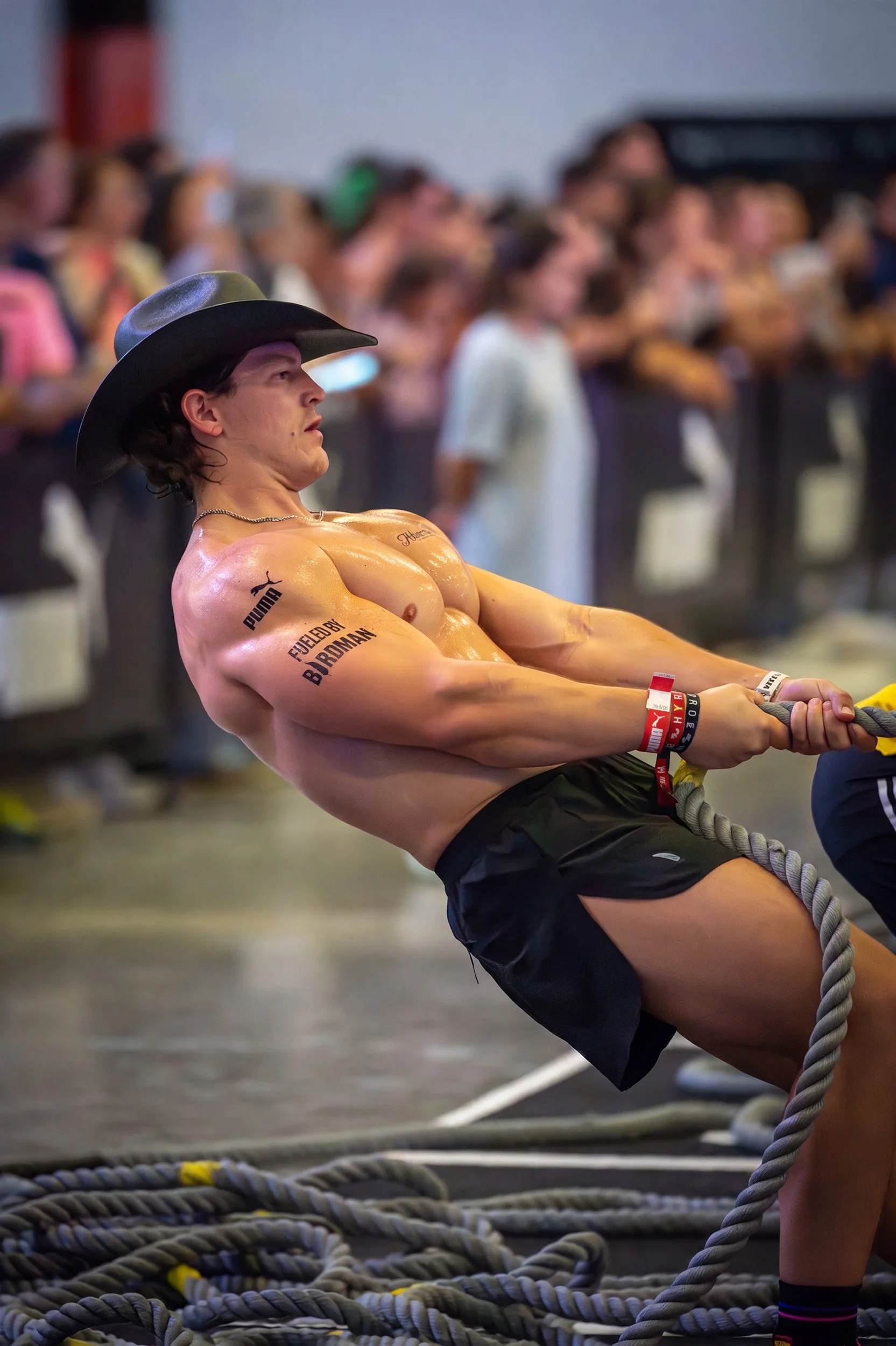 Hombre entrenando jalón con cuerda en gimnasio durante sesión de fuerza, fotografía fitness por Carlos Vega en Hyrox Puebla.
