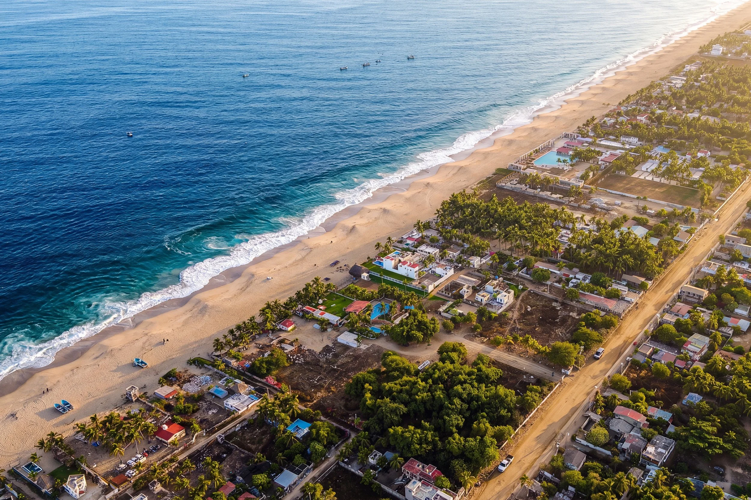 Fotografía aérea con drone de playa y costa mexicana al atardecer en Coyuca de Benítez, Guerrero por Carlos Vega.