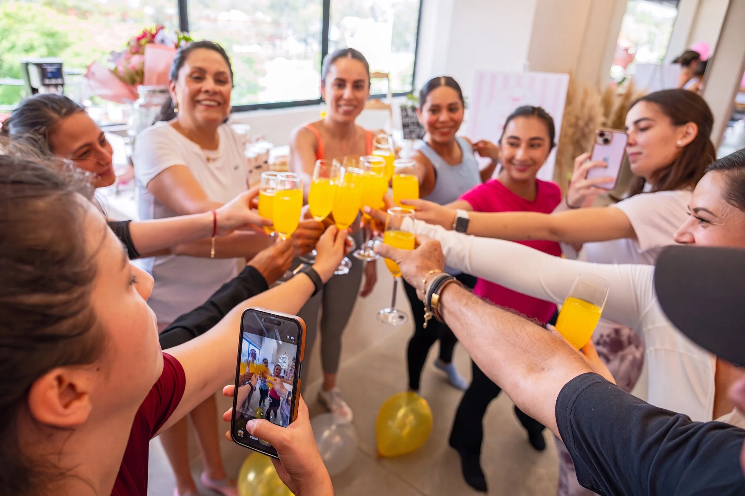 Grupo de personas brindando en evento social, fotografía de eventos por Carlos Vega en Puebla.