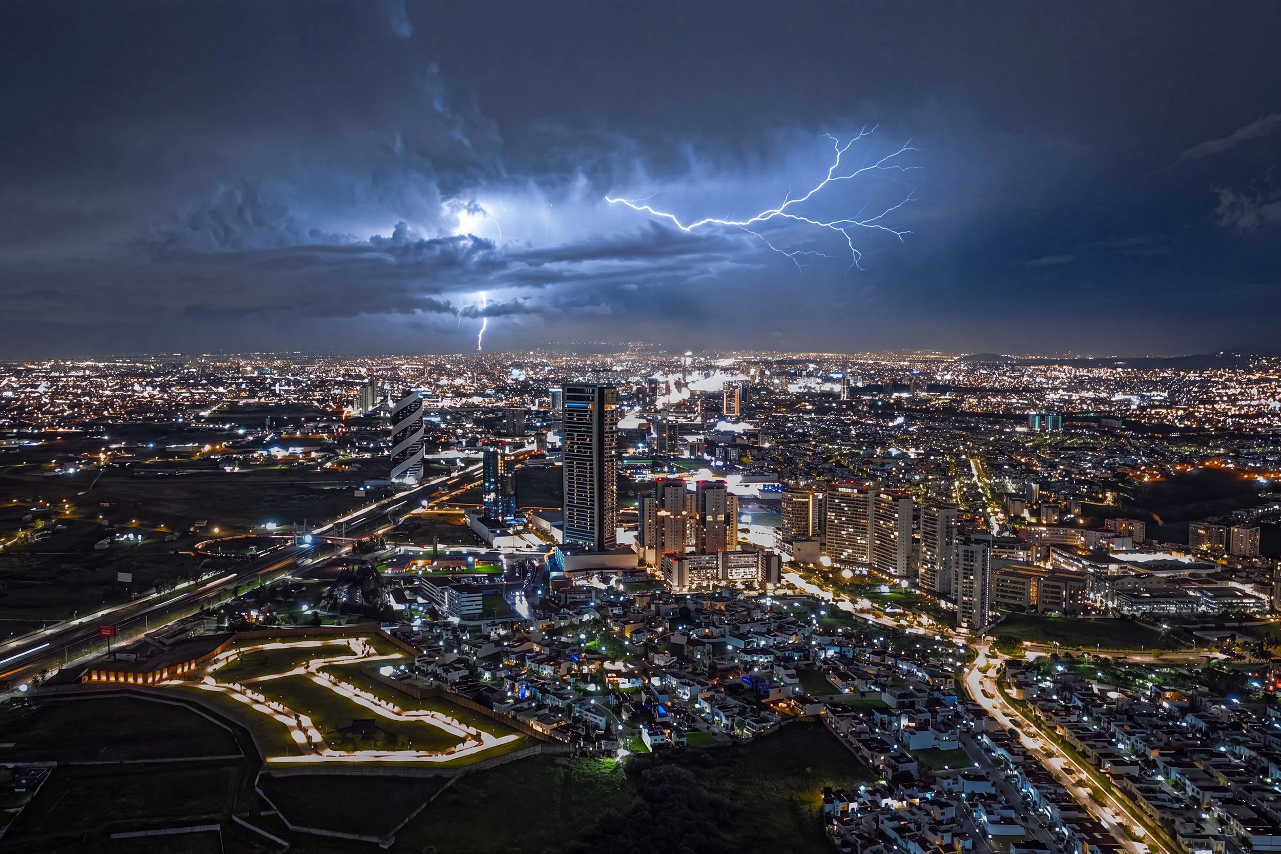 Fotografía aérea nocturna de Sonata en Cholula, Puebla con tormenta eléctrica, drone por Carlos Vega.