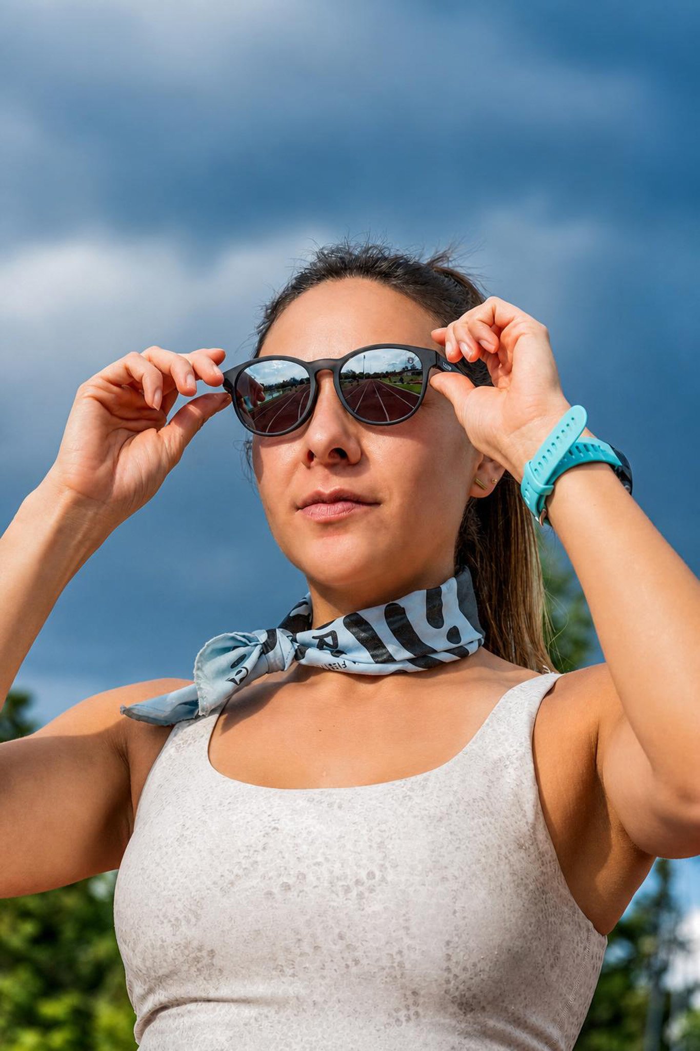 Mujer en exterior ajustando sus lentes durante sesión lifestyle deportiva por Carlos Vega.