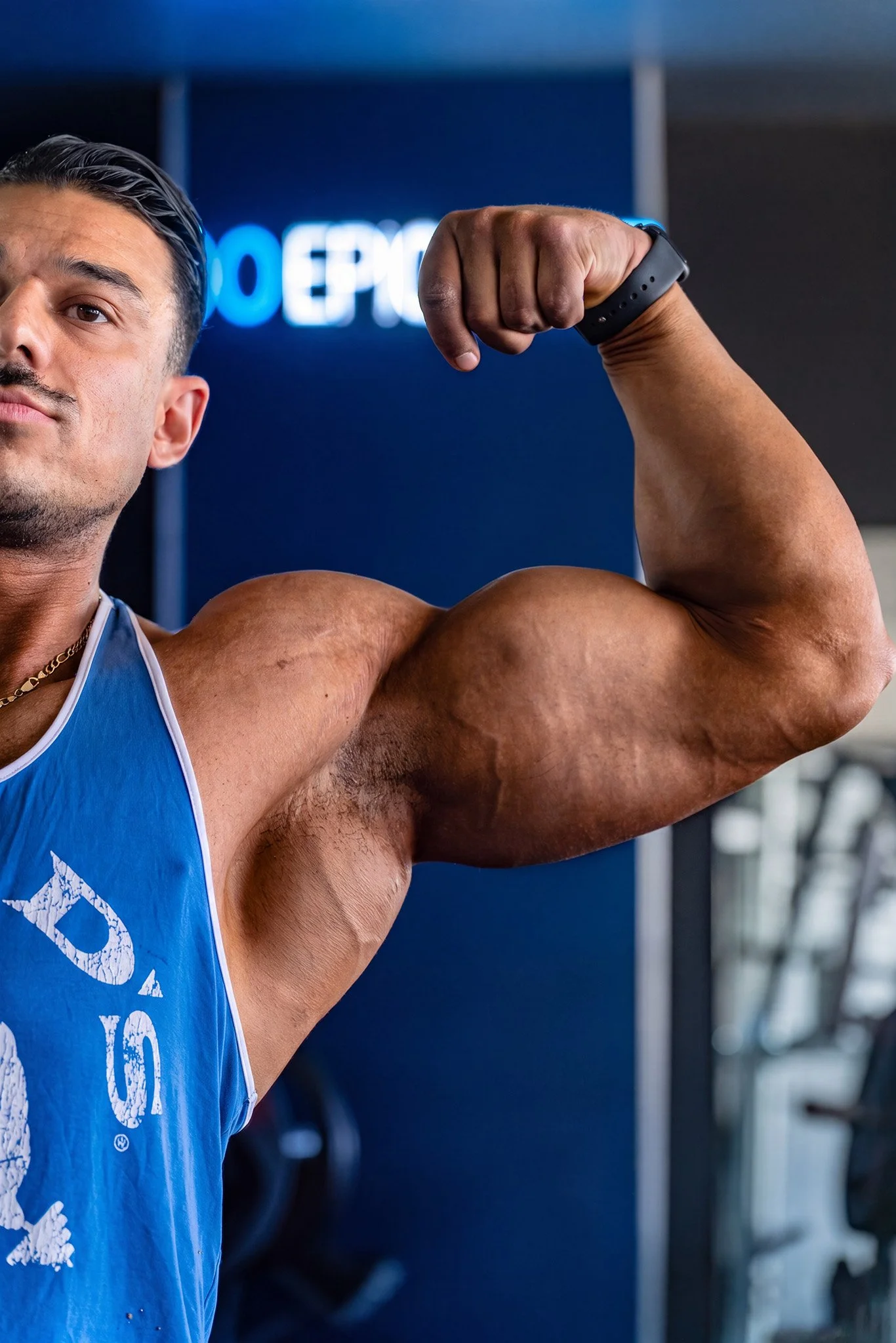 Hombre mostrando fuerza y condición física en gimnasio, fotografía fitness por Carlos Vega en Puebla.