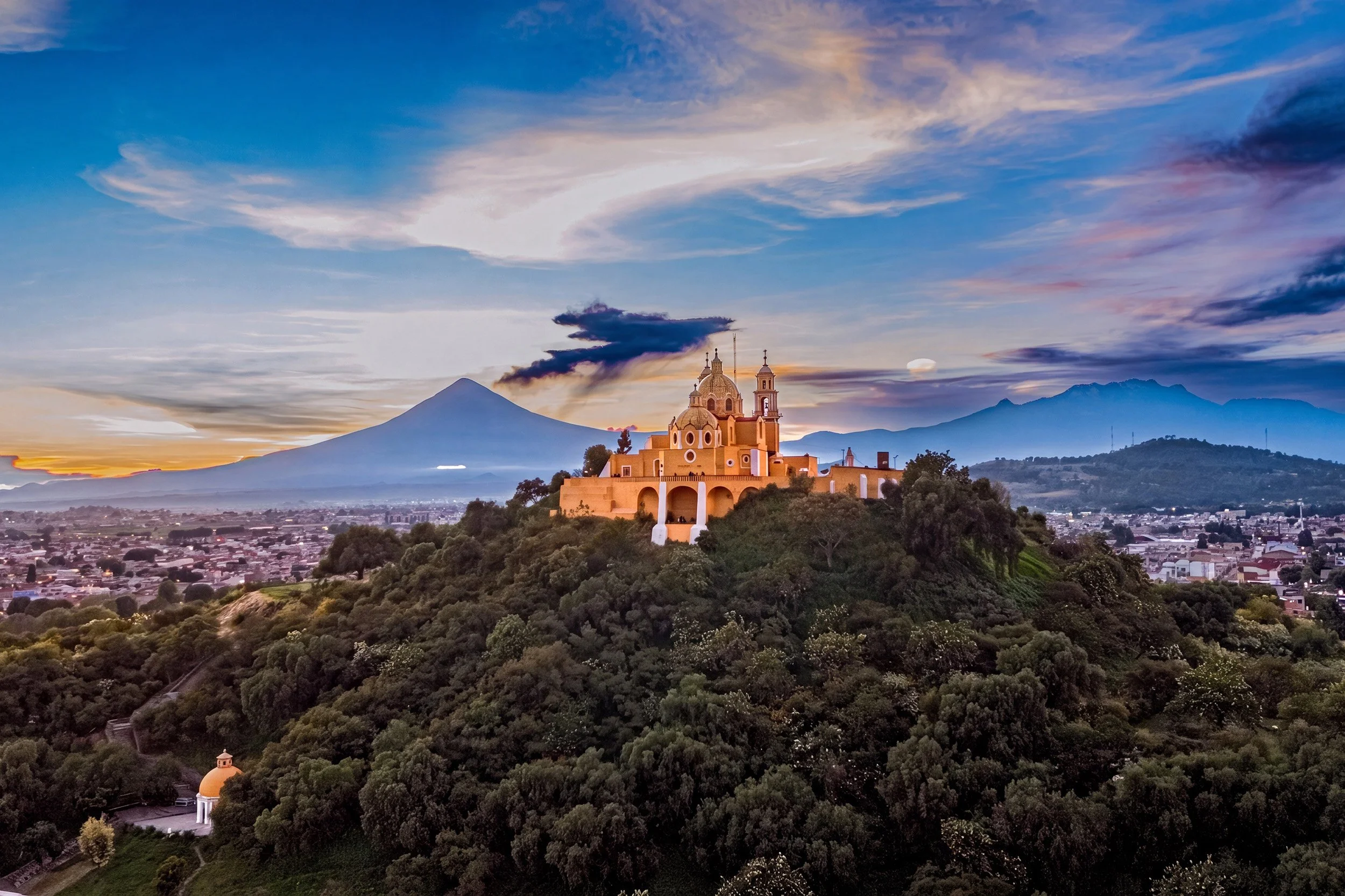 Fotografía con drone del Santuario en la pirámide de Cholula con el Popocatépetl al fondo por Carlos Vega.