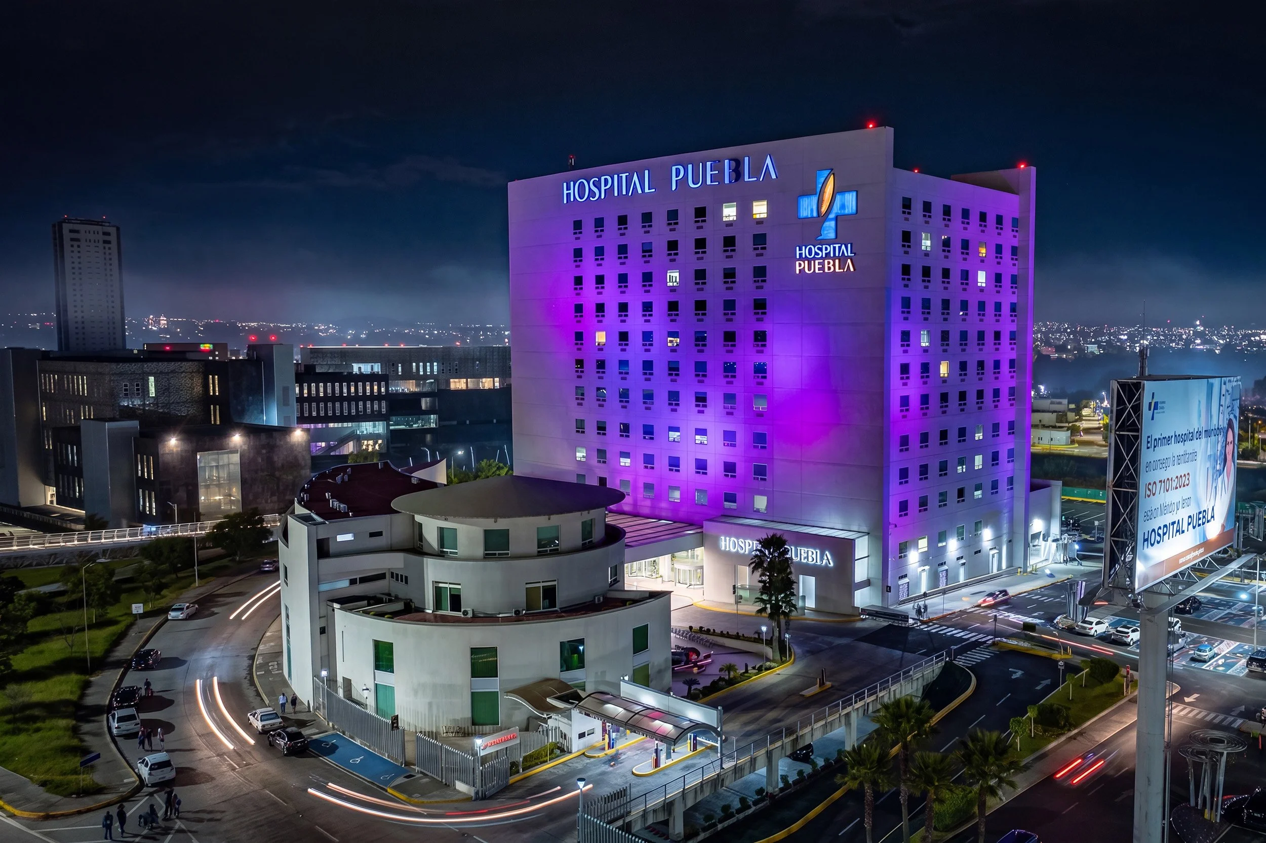 Fotografía aérea con drone de Hospital Puebla iluminado de noche por Carlos Vega.