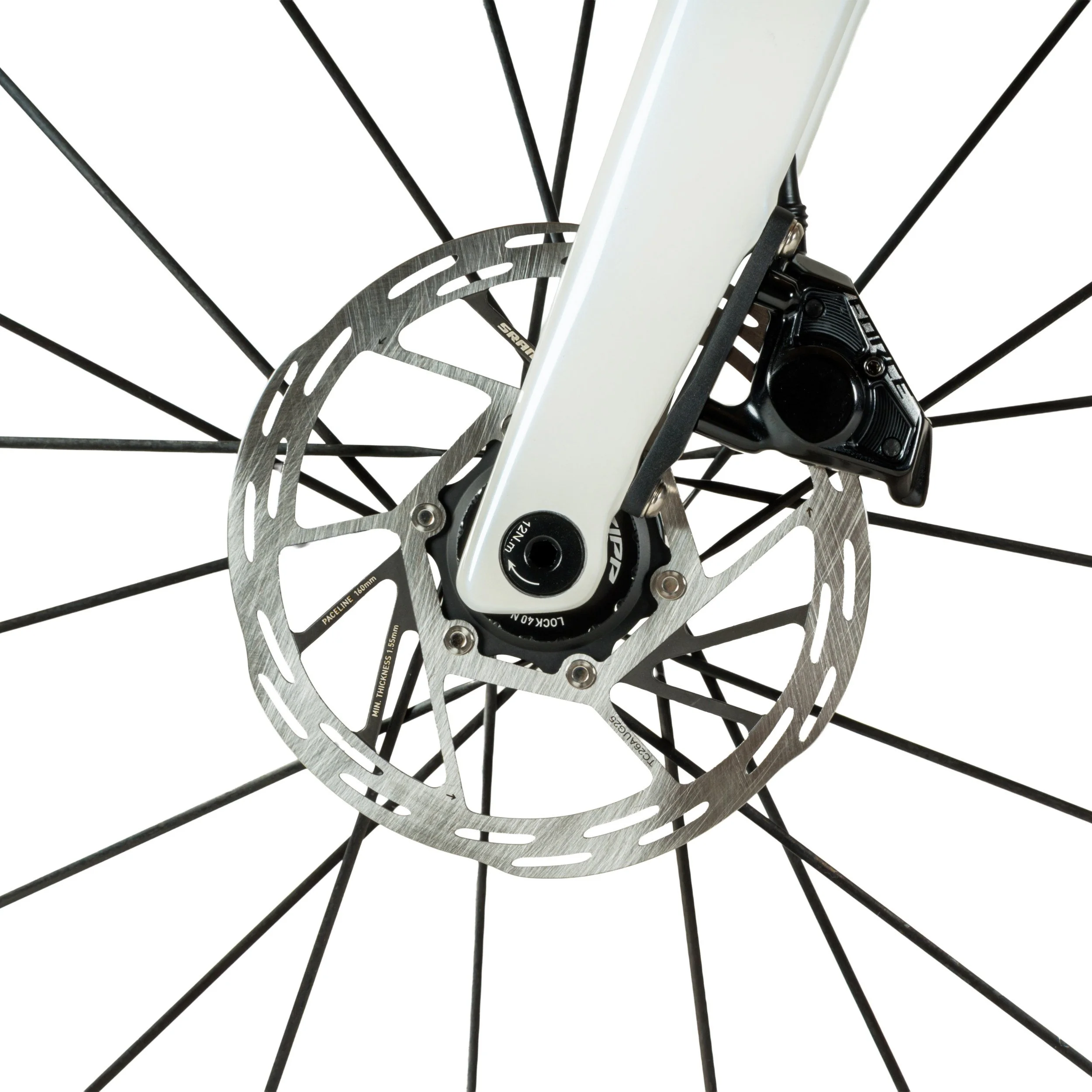 Nahaufnahme eines Fahrradnabenmotors mit Scheibenbremse und Speichen gegen weißen Hintergrund.