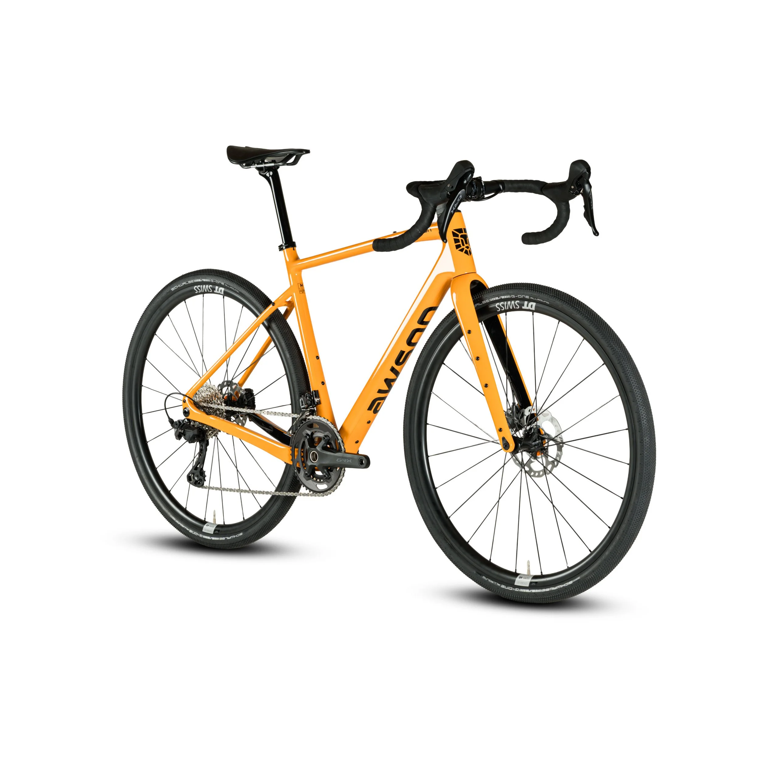 Ein orangefarbendes Rennrad mit schwarzen Reifen, Sattel und Lenker, isoliert auf weißem Hintergrund.