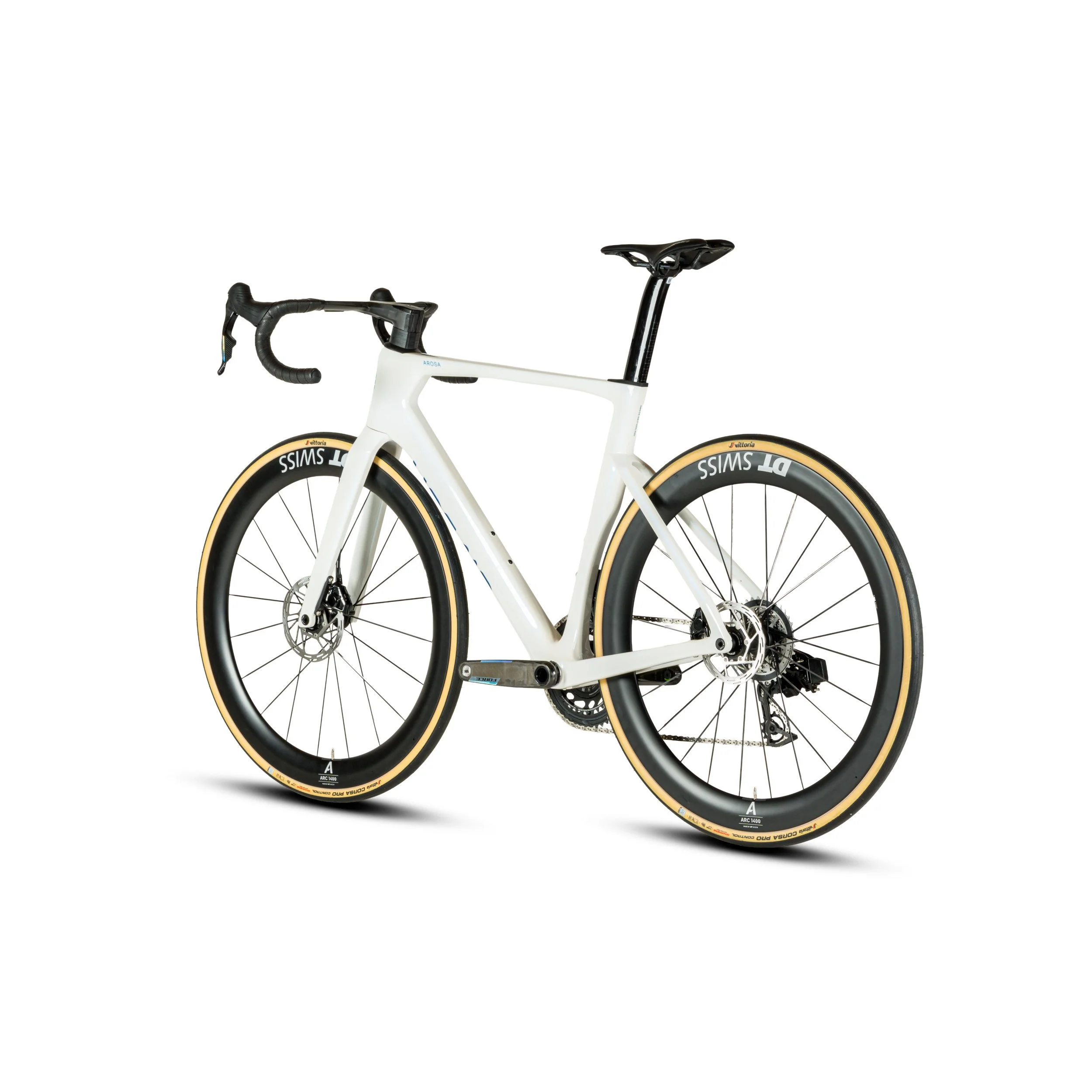 Ein weißes Rennrad mit schwarzen Griffen, schwarzem Sattel und schwarzen Reifen mit cremefarbenen Seitenwänden, auf einem weißen Hintergrund.