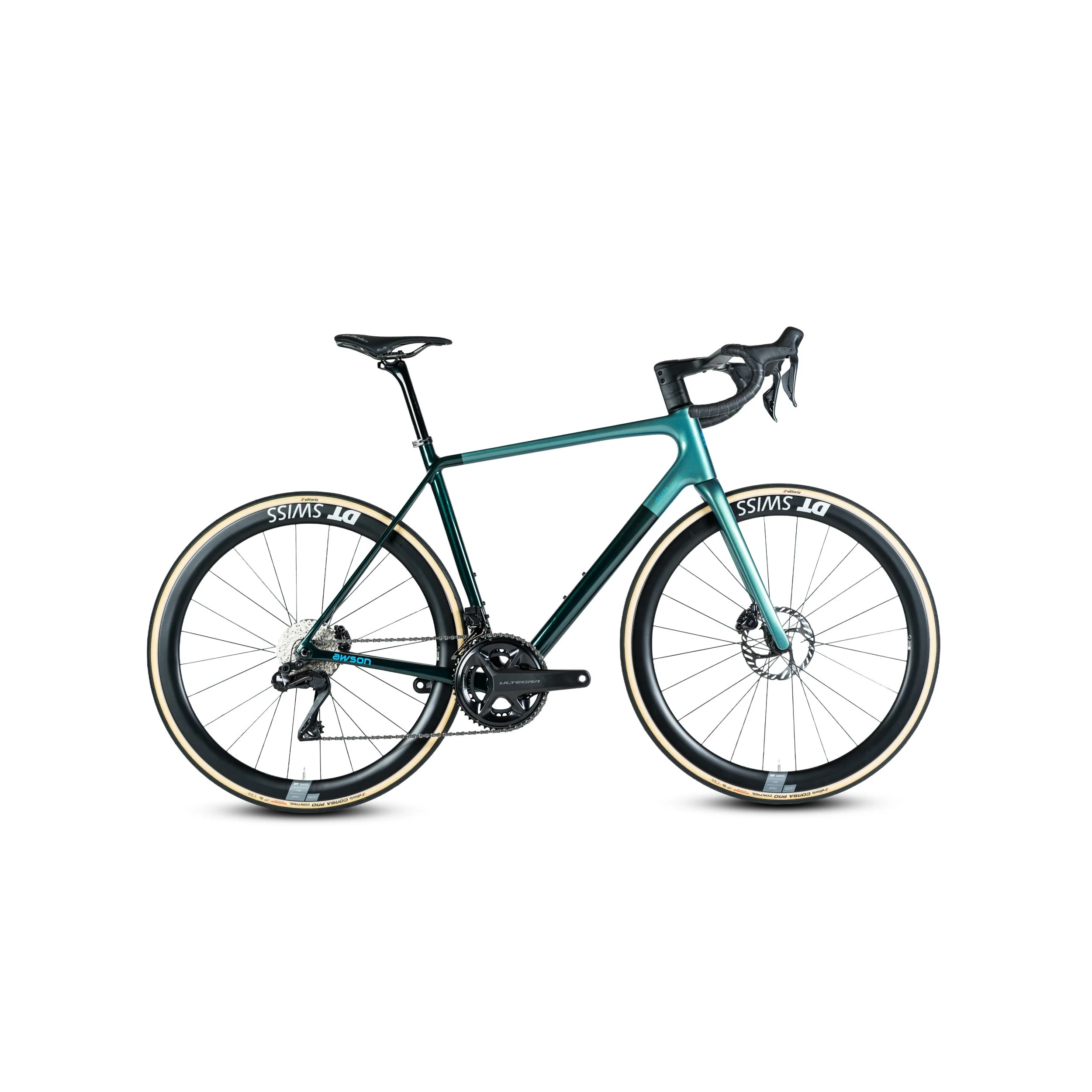 Ein modernes Fahrrad mit schwarzem Sitz und grünem Rahmen vor weißem Hintergrund.
