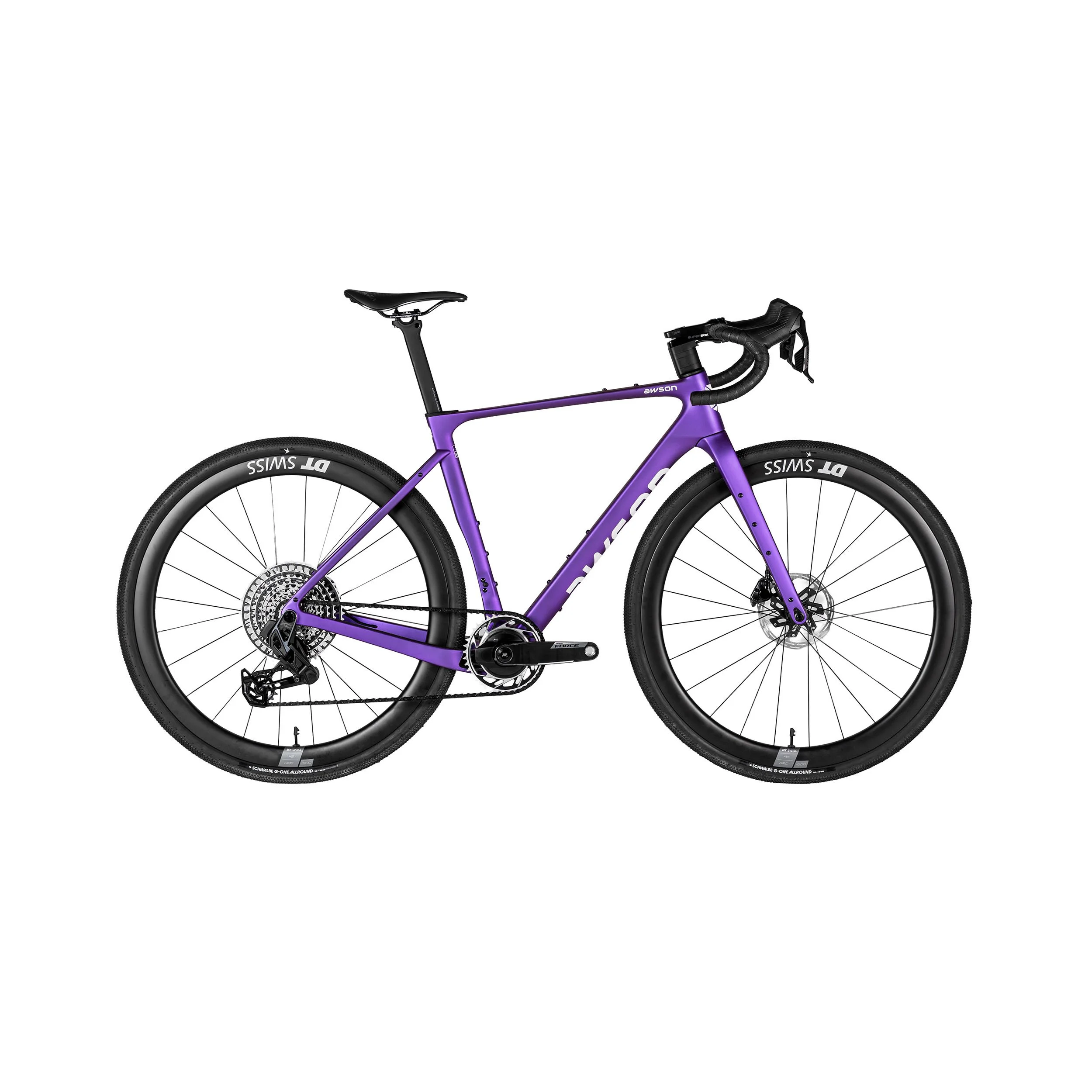 Ein purplefarbenes Fahrrad mit schwarzen Reifen, einer schwarzen Sattel und schwarzen Griffen steht auf einem weißen Hintergrund.
