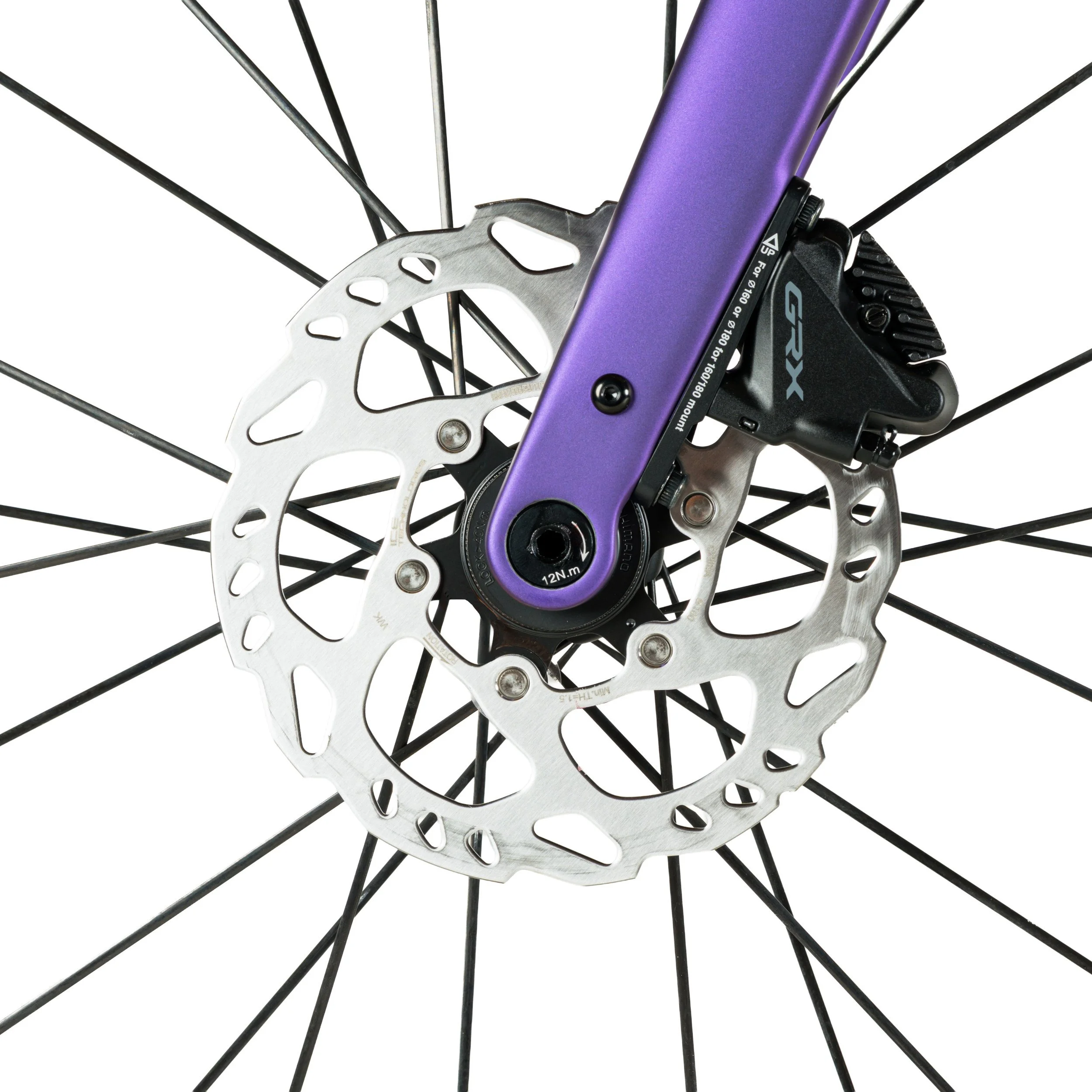 Nahaufnahme eines Fahrradfeststellers mit Disc-Bremsscheibe und Felge gegen weißen Hintergrund.