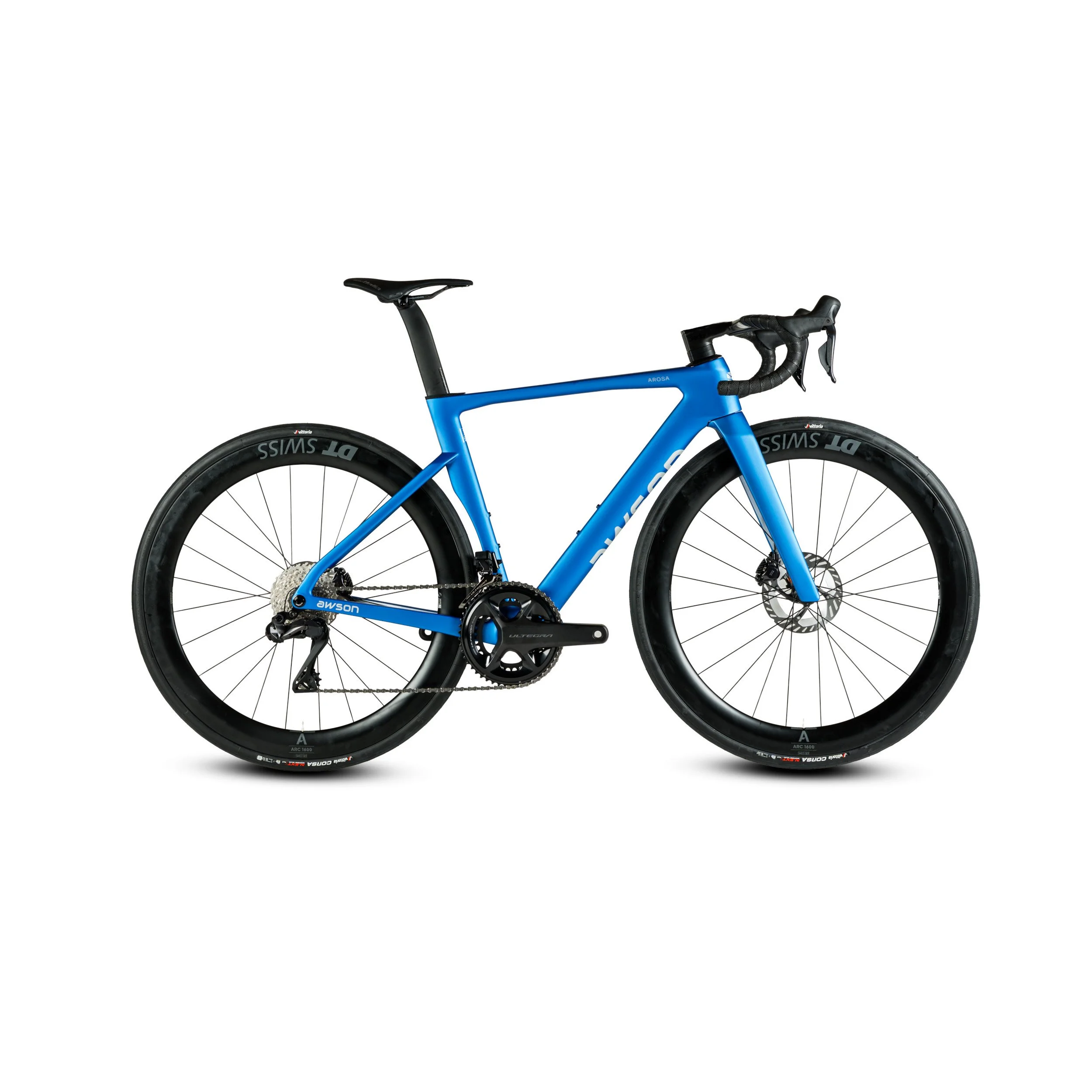 Ein blauer Rennrad mit schwarzen Reifen und Lenker, der auf einem weißen Hintergrund steht.