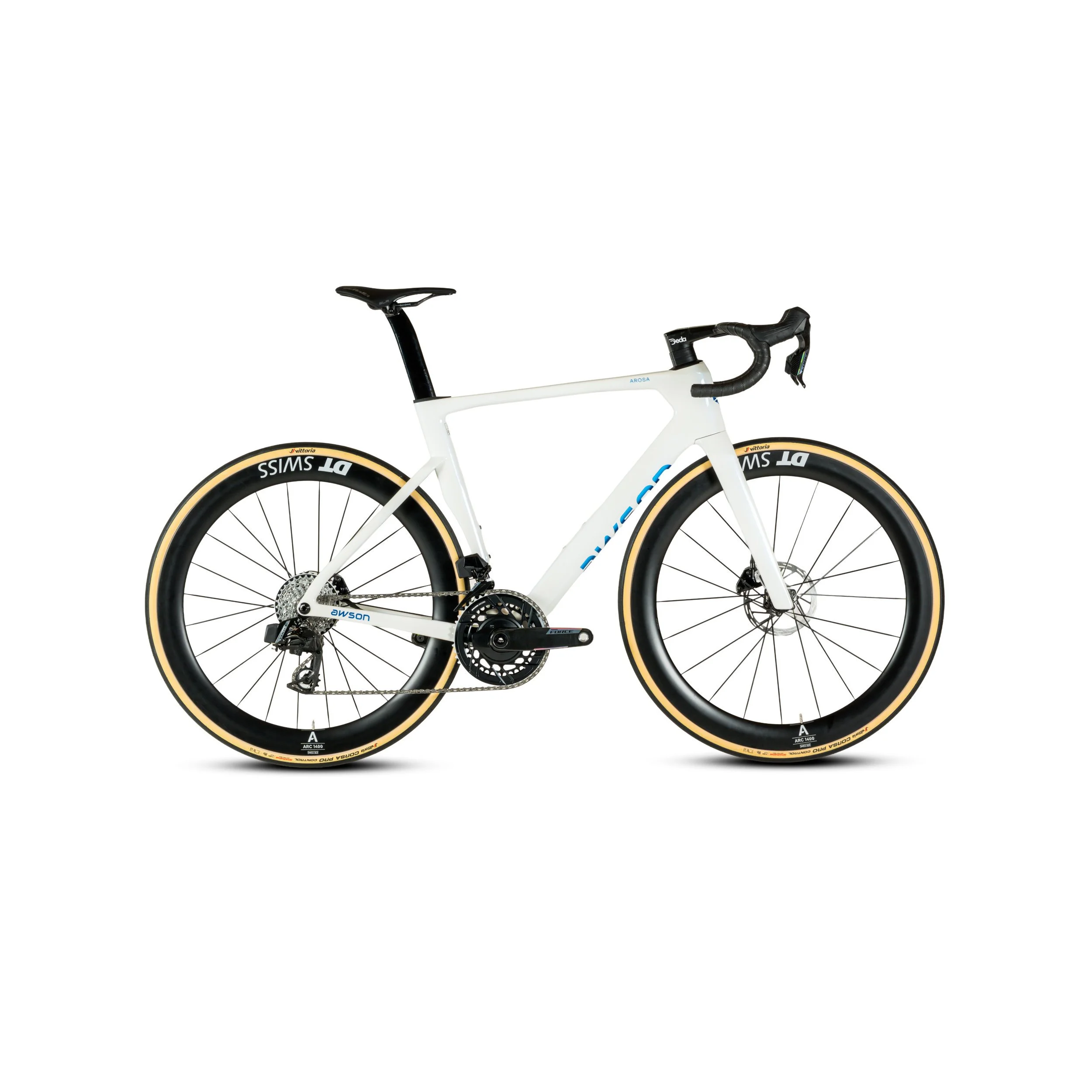 Nicht vollständig sichtbares weißes Rennrad mit schwarzem Lenker und schwarzem Sattel, schwarzer Gabel, schwarzen Reifen mit beige Seitenwänden und schwarzen Felgen, auf weißem Hintergrund.