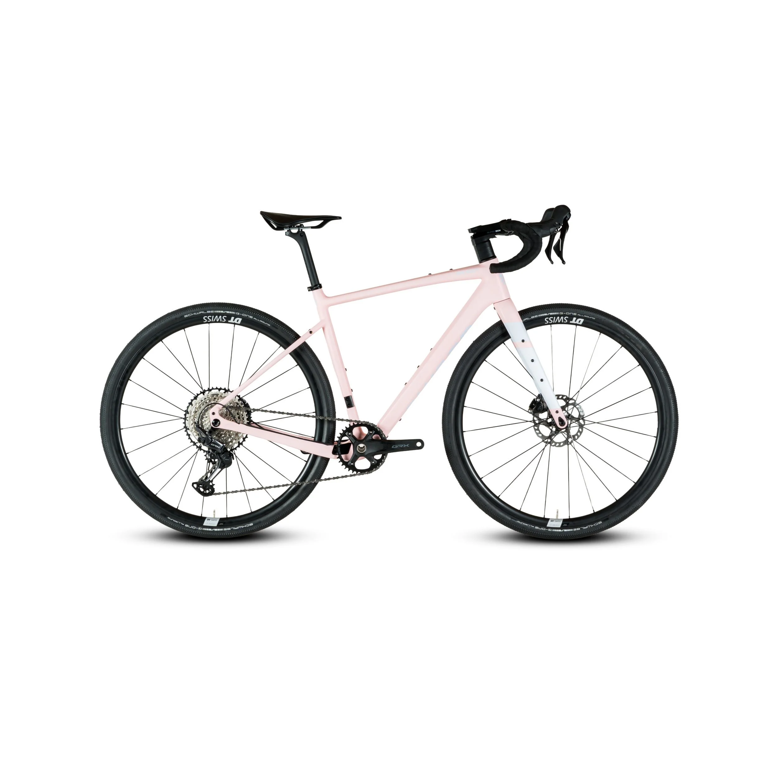 Ein pinkfarbenes Rennrad mit schwarzem Sattel, Lenker und schwarzen Reifen, sichtbar gegen weißen Hintergrund.