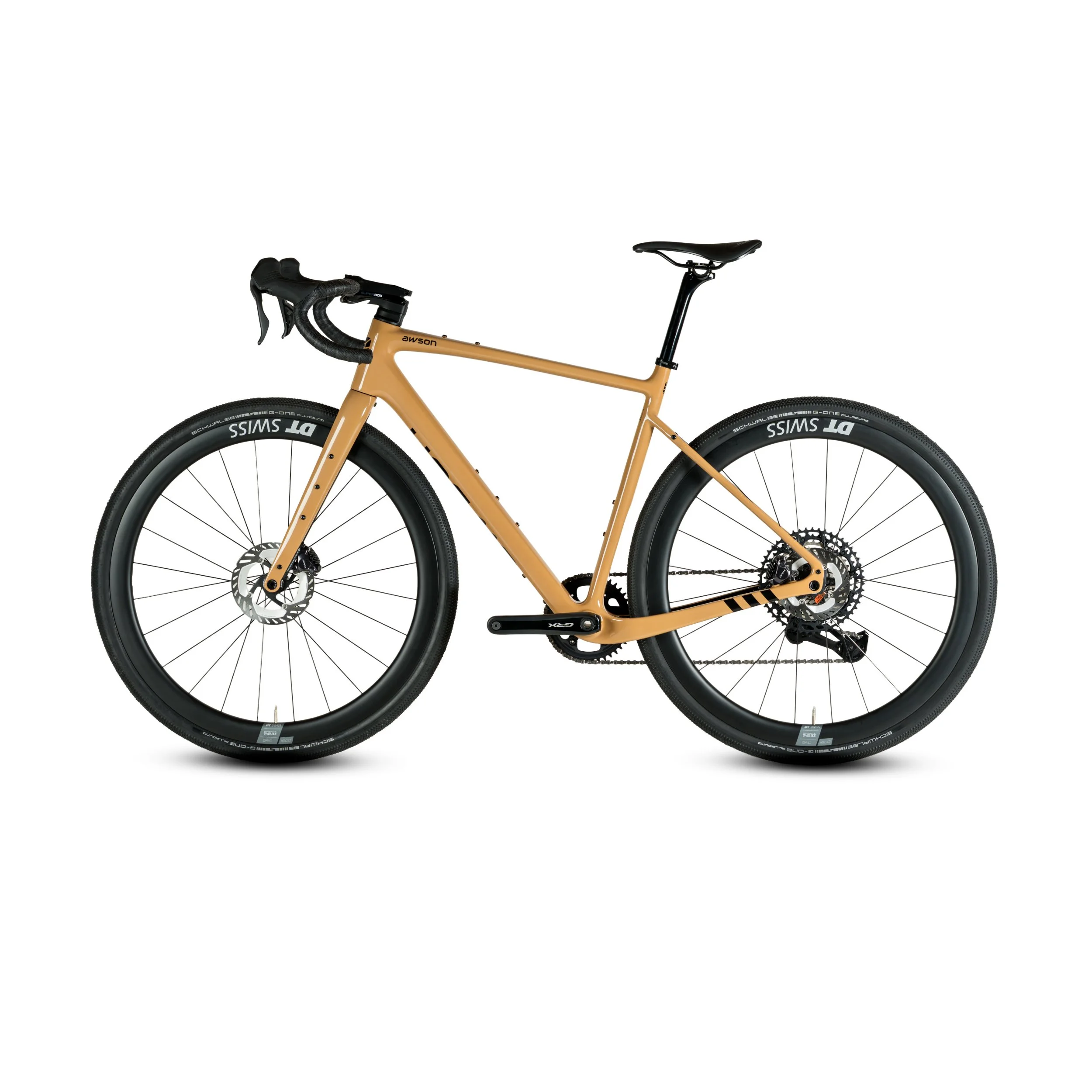 Ein beigefarbenes Rennrad mit schwarzem Lenker und schwarzen Reifen vor einem weißen Hintergrund.