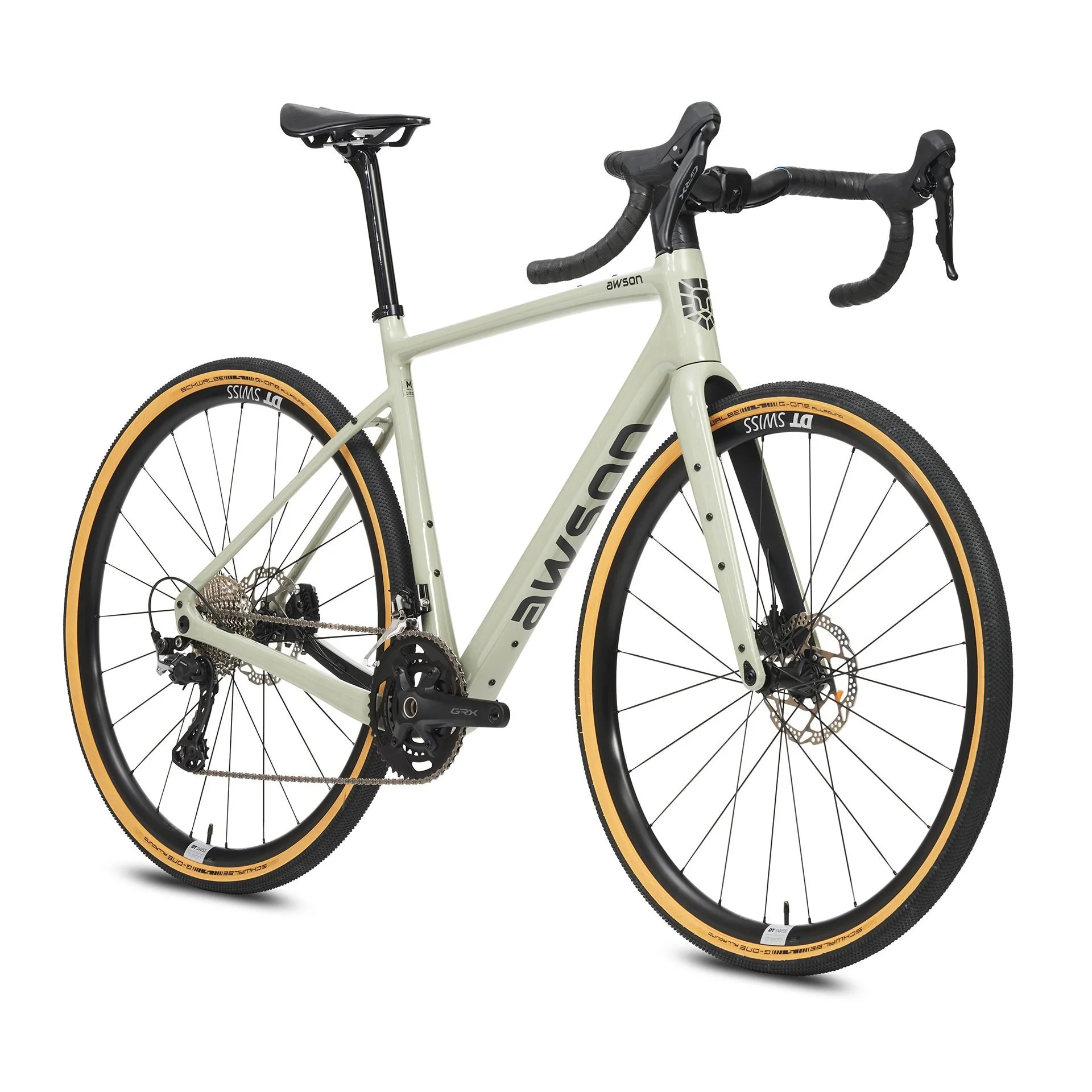 Ein modernes Rennrad mit weißem Rahmen, schwarzen Lenkergriffen, orangeseitigen Reifen und Scheibenbremsen, isoliert auf weißem Hintergrund.