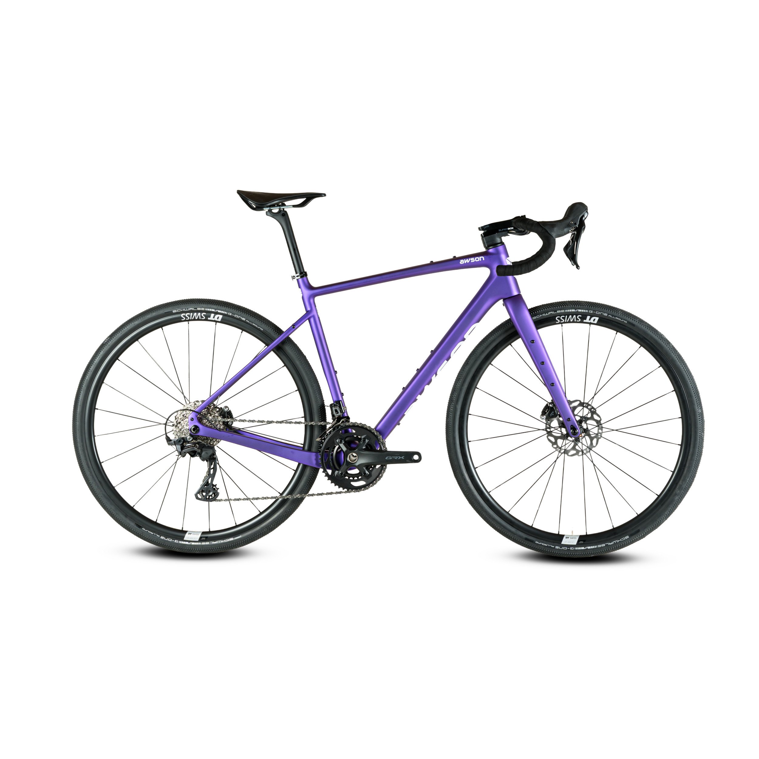 Ein lila Mountainbike mit schwarzen Reifen, schwarzen Sattel und Handgriffen, abgebildet vor einem weißen Hintergrund.