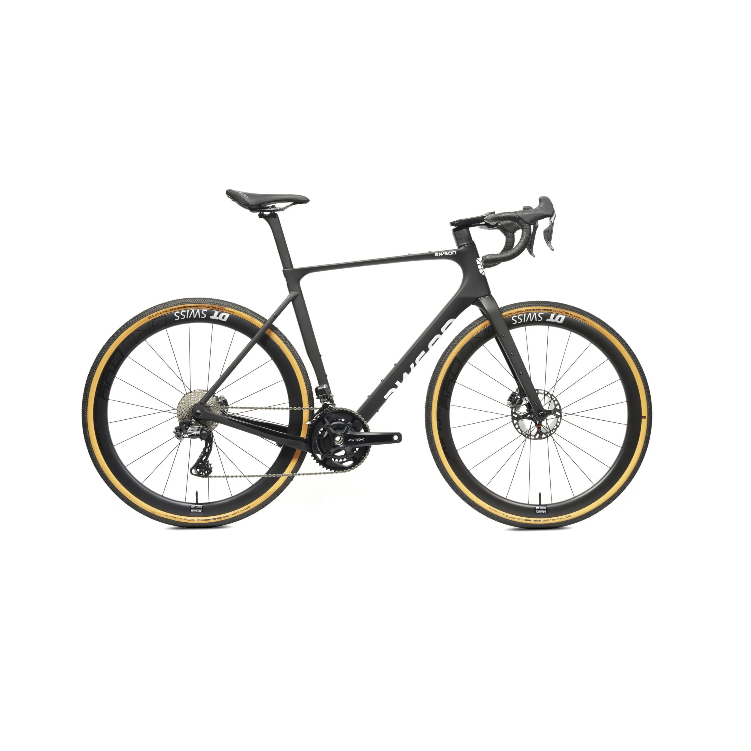 Ein schwarzes Rennrad mit goldfarbenen Reifenreifen, Sattel und Lenker. Das Fahrrad hat einen Carbonrahmen und moderne Komponenten.