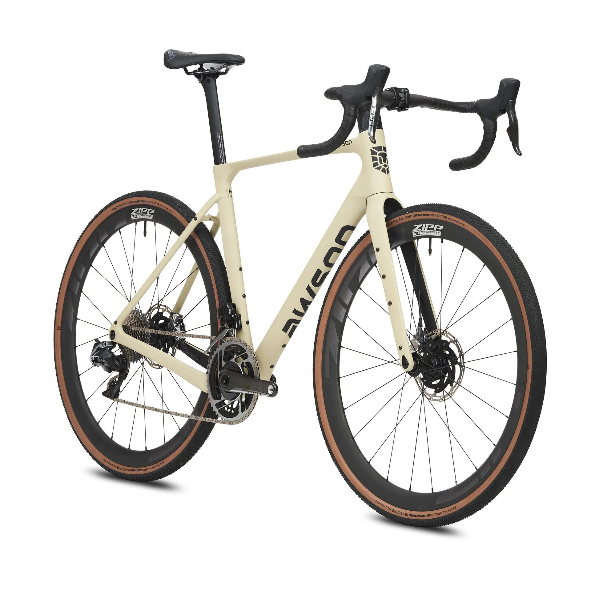 Ein modernes Rennrad mit schwarz-weißer Rahmenfarbe, braunen Reifen und schwarzem Lenker, isoliert auf weißem Hintergrund.