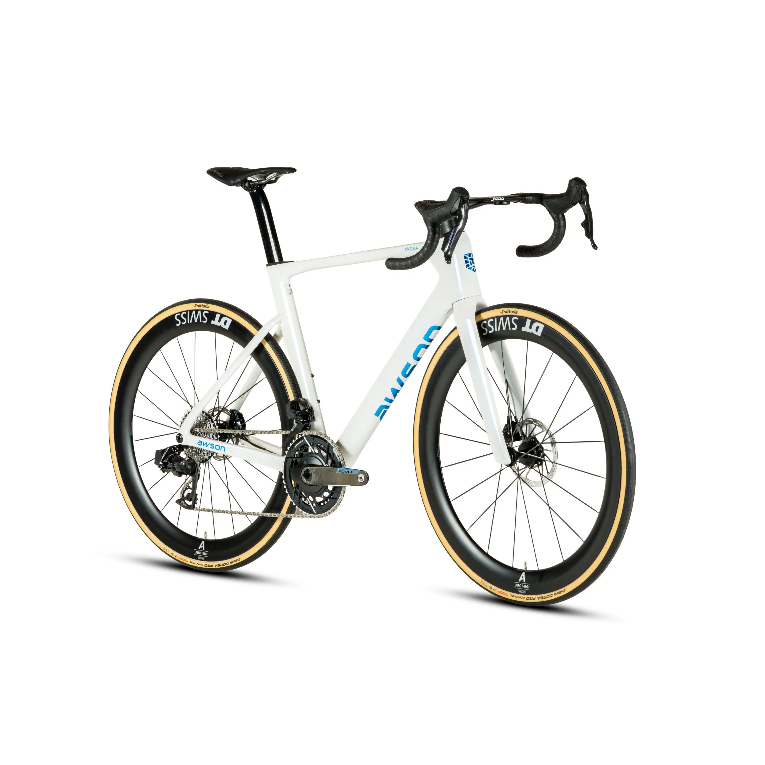 Ein weißes Rennrad mit schwarzen Lenkergriffen, schwarzen Reifen und blauer Beschriftung, fotografiert gegen einen weißen Hintergrund.