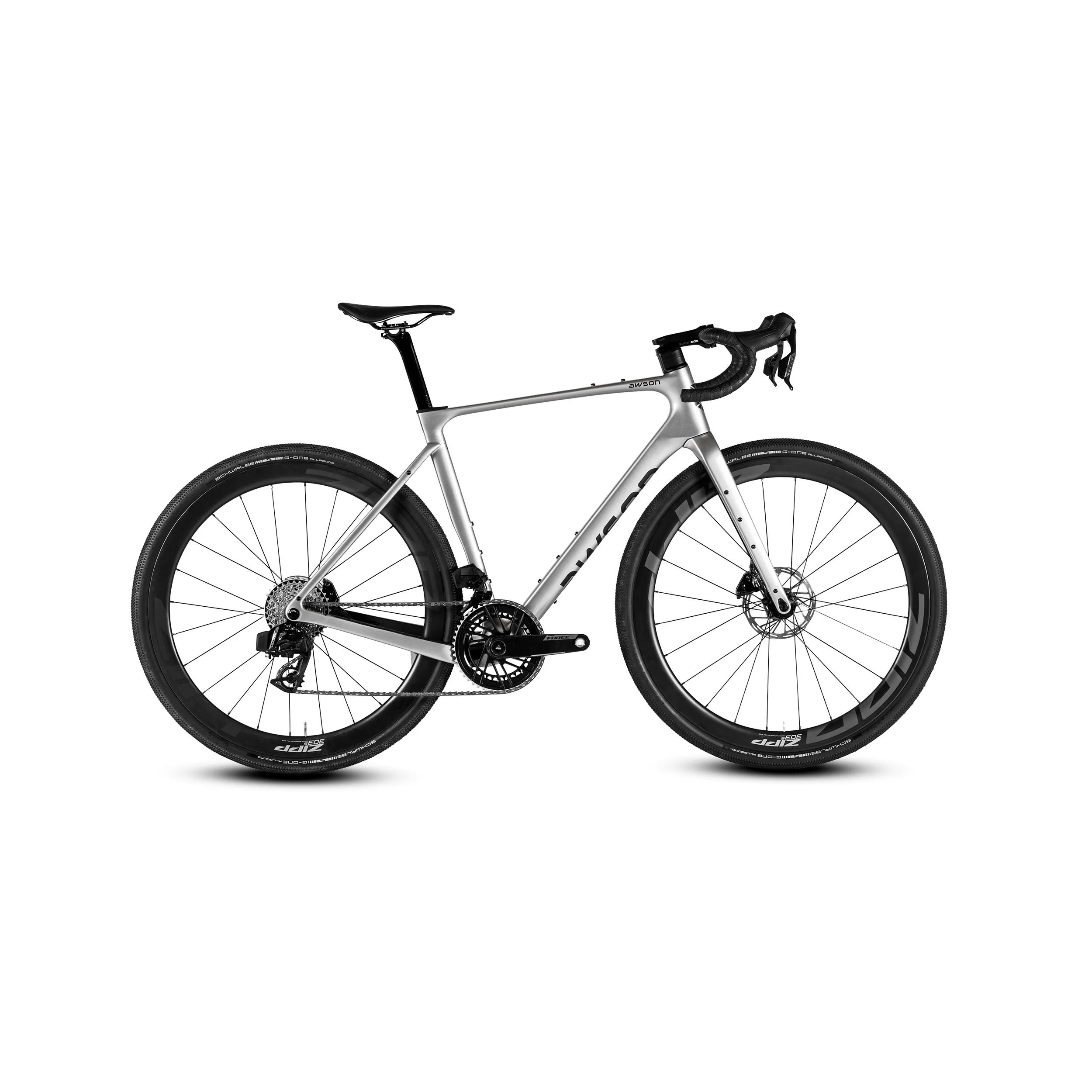 Ein silberfarbenes Mountainbike mit schwarzem Sattel, Lenker und Reifen, auf weißem Hintergrund.