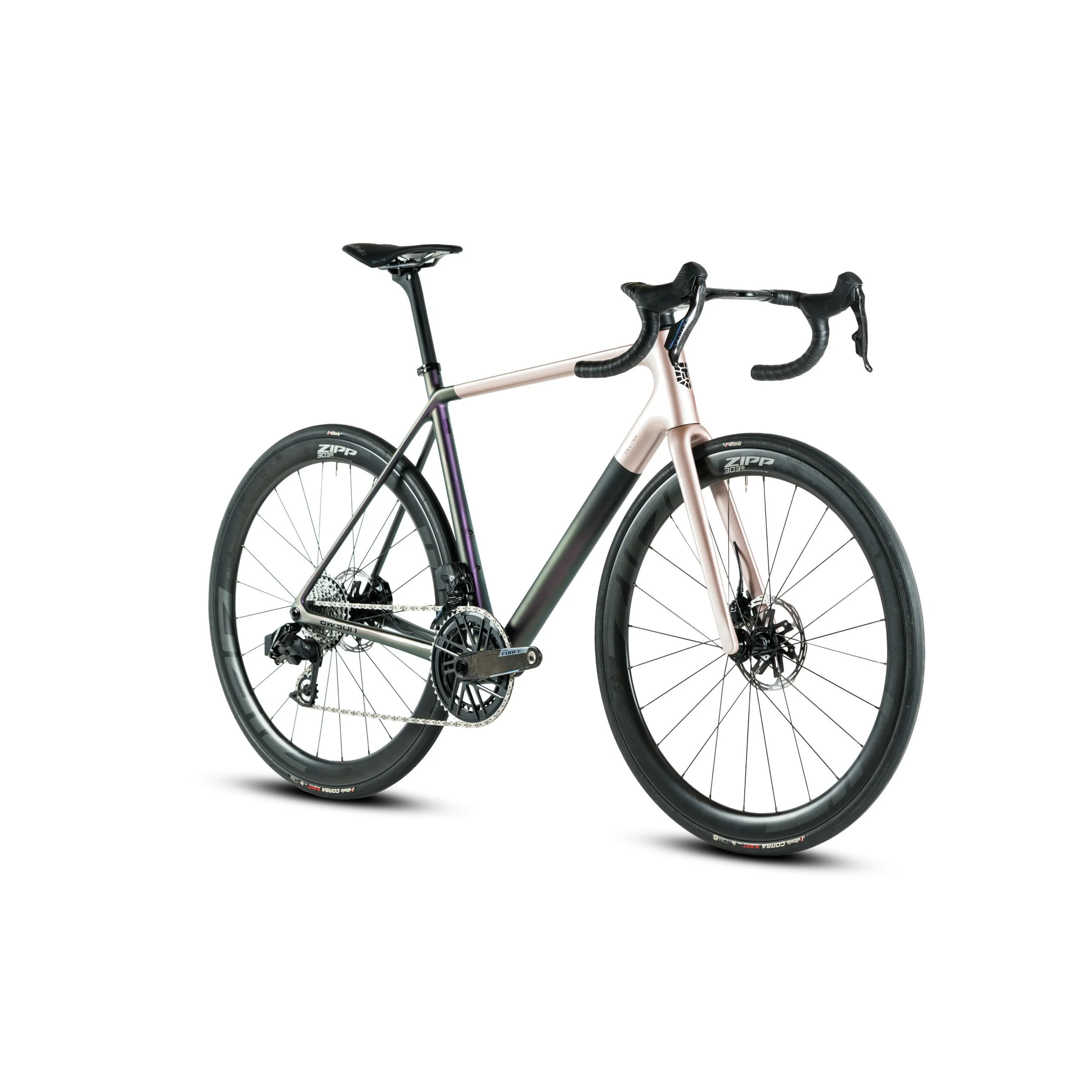 Ein Fahrrad mit schwarzem Rahmen, schwarzen Reifen und schwarzen Griffen, isoliert auf weißem Hintergrund.