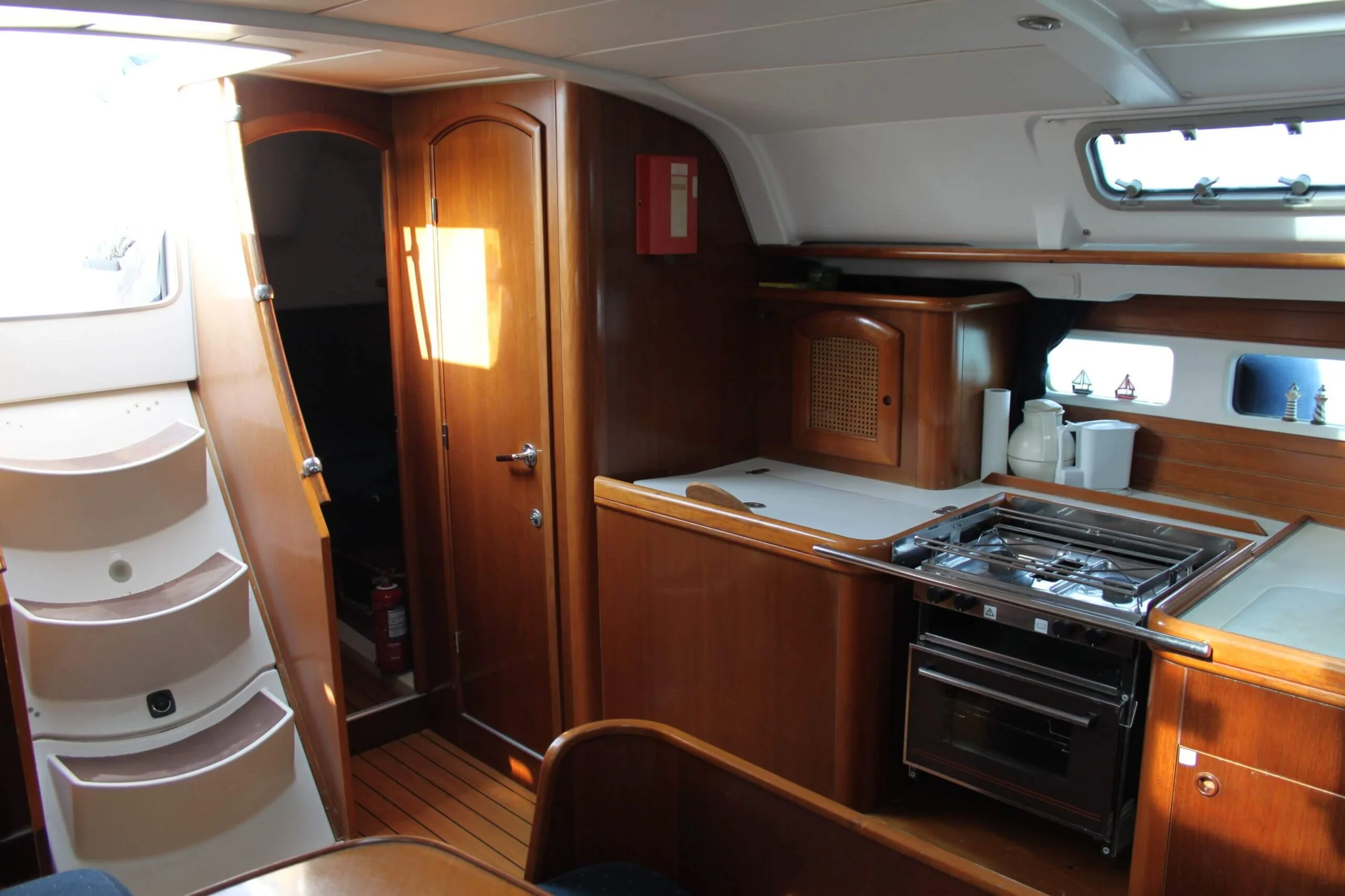 Kitchen + gangway + cabindoor portside.JPG