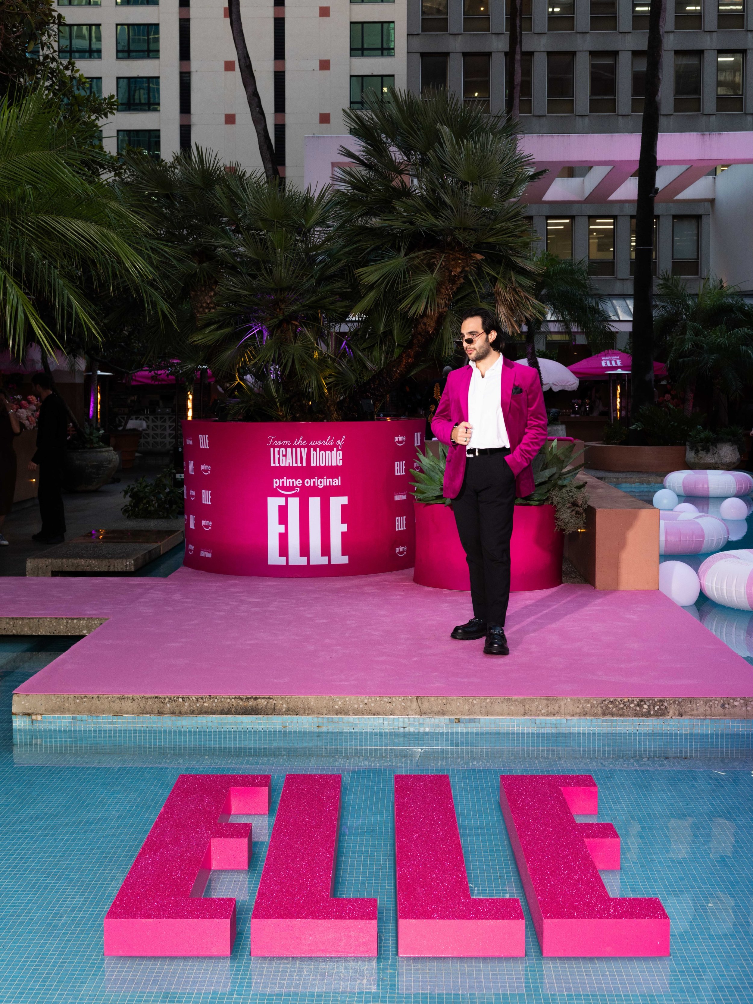 Pink suit &amp; poolside glam for the #Elle premiere! What, like it&rsquo;s hard? 💖💅 
A pleasure chatting with the lovely Lexi Minetree who&rsquo;s stepping into the pink-pumps of Elle Woods at the pool party pink carpet for @hollywoodreporterau 🎤