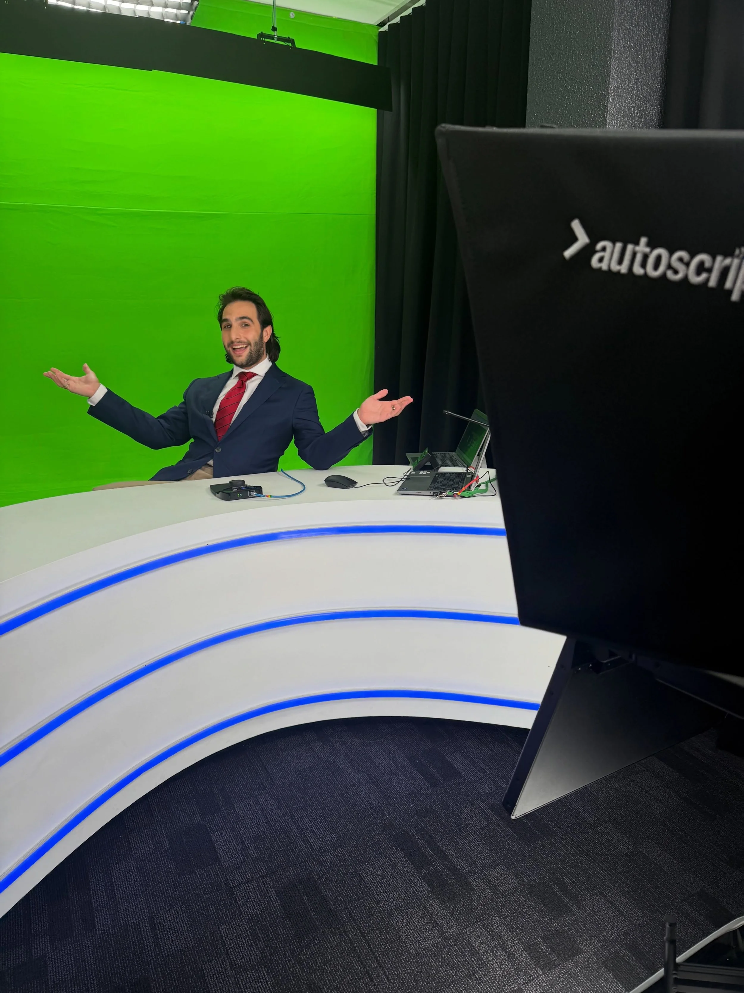 🚨BREAKING: Today marks three years at @10newsau! Never thought I&rsquo;d end up behind the desk delivering news for the network I grew up watching but hey here we are 🗞️
 
Between presenting in my mini-studio, reporting from red carpets, and goofin