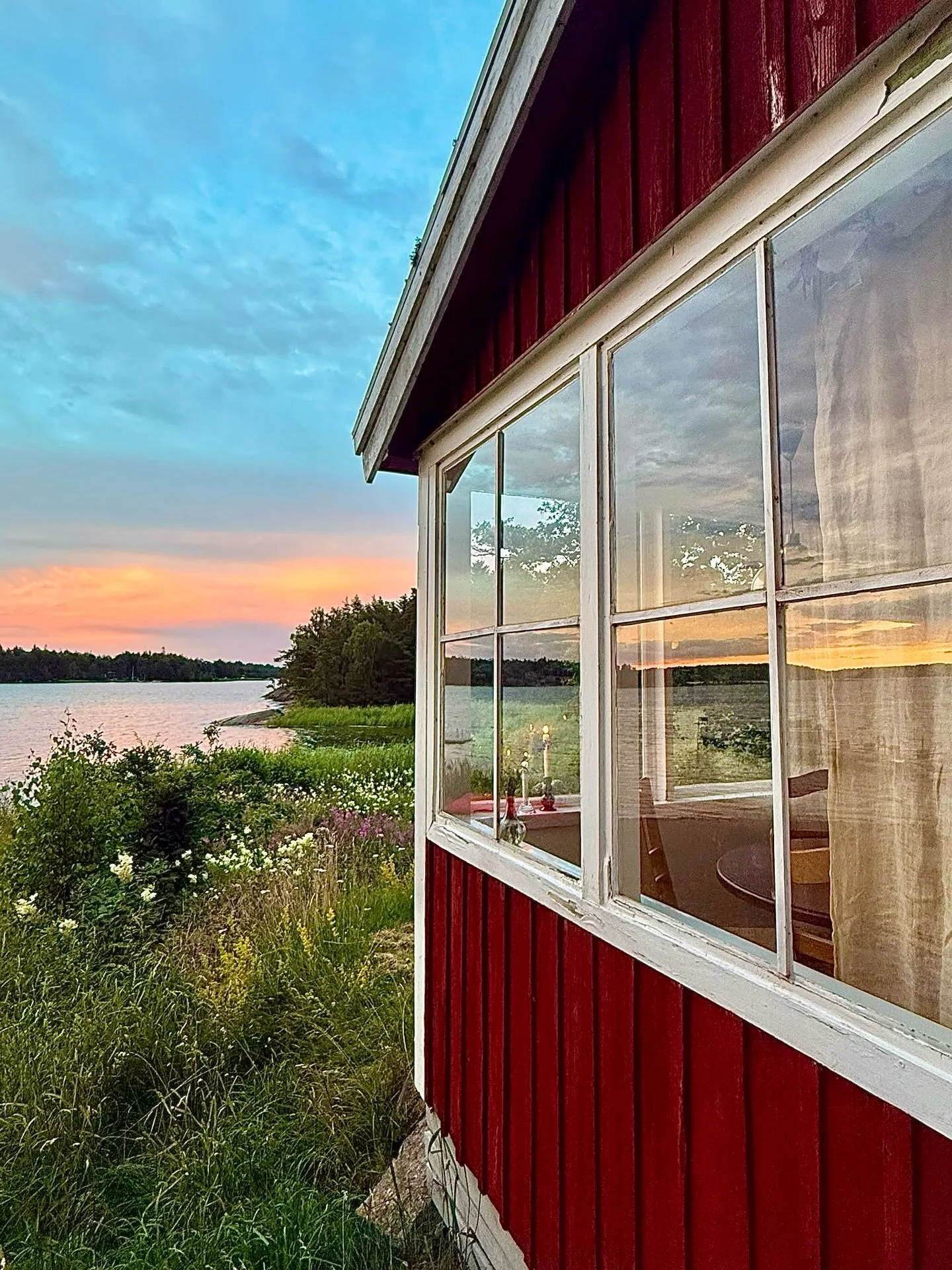 Bryggan &auml;r v&aring;r mysiga stuga med ett oslagbart l&auml;ge &ndash; bara n&aring;gra steg fr&aring;n stranden och med panoramautsikt &ouml;ver havet. Plats f&ouml;r 4 personer. Boka din sommarvistelse och upplev sk&auml;rg&aring;rden hos oss.