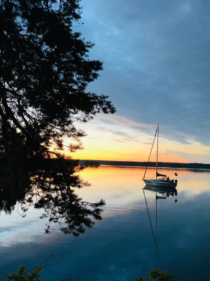 V&aring;r g&auml;sthamn v&auml;lkomnar b&aring;de dagg&auml;ster och &ouml;vernattande b&aring;tar. Njut av lunch eller middag p&aring; Verandan, n&aring;got gott i baren och en avkopplande kv&auml;ll i en unik sk&auml;rg&aring;rdsmilj&ouml;.