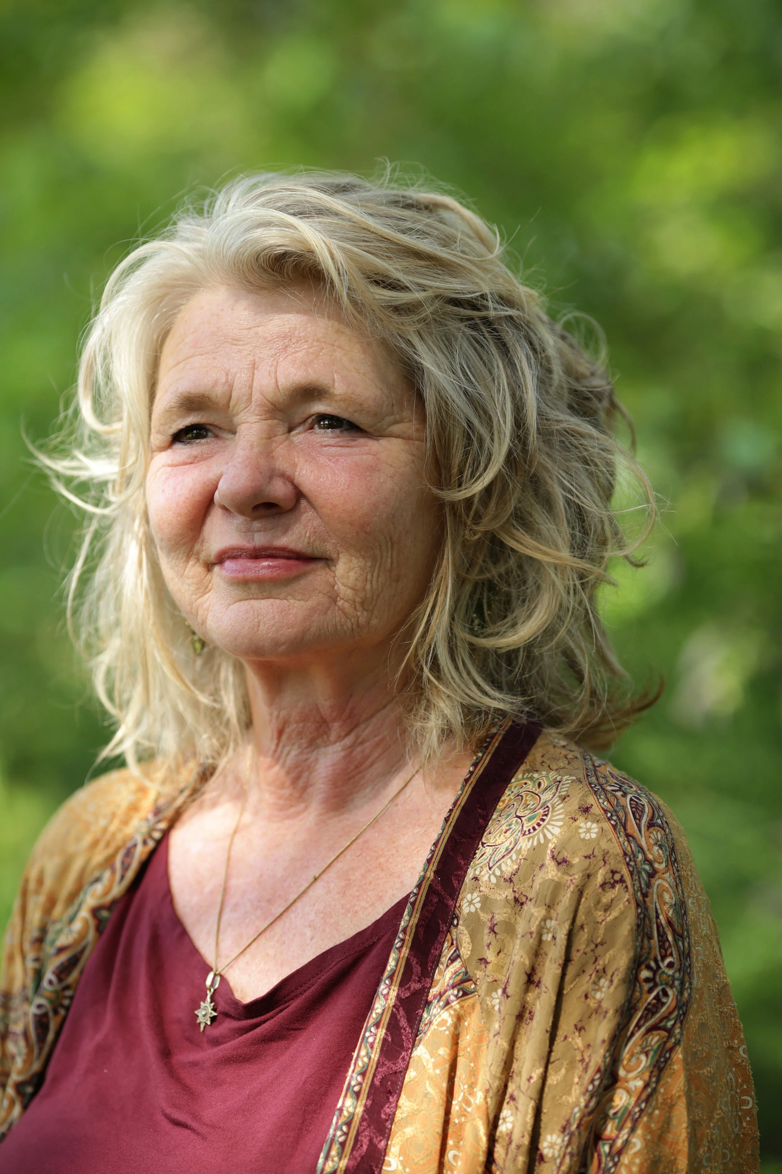 Ontmoet Hermine Schoneveld, begeleider van vrouwelijke wijsheid, Vision Quests en heilige seksualiteit.