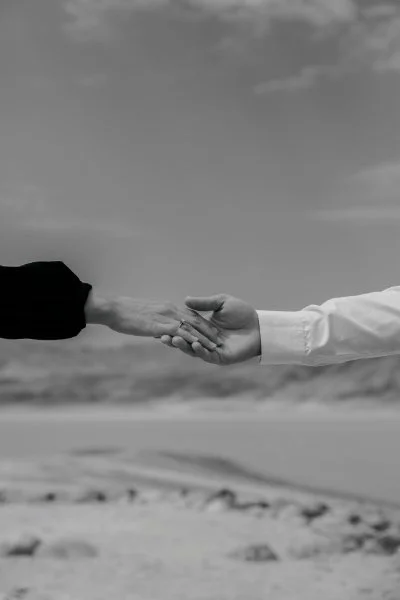 Comment nos émotions refoulées impactent-elles nos relations amoureuses?